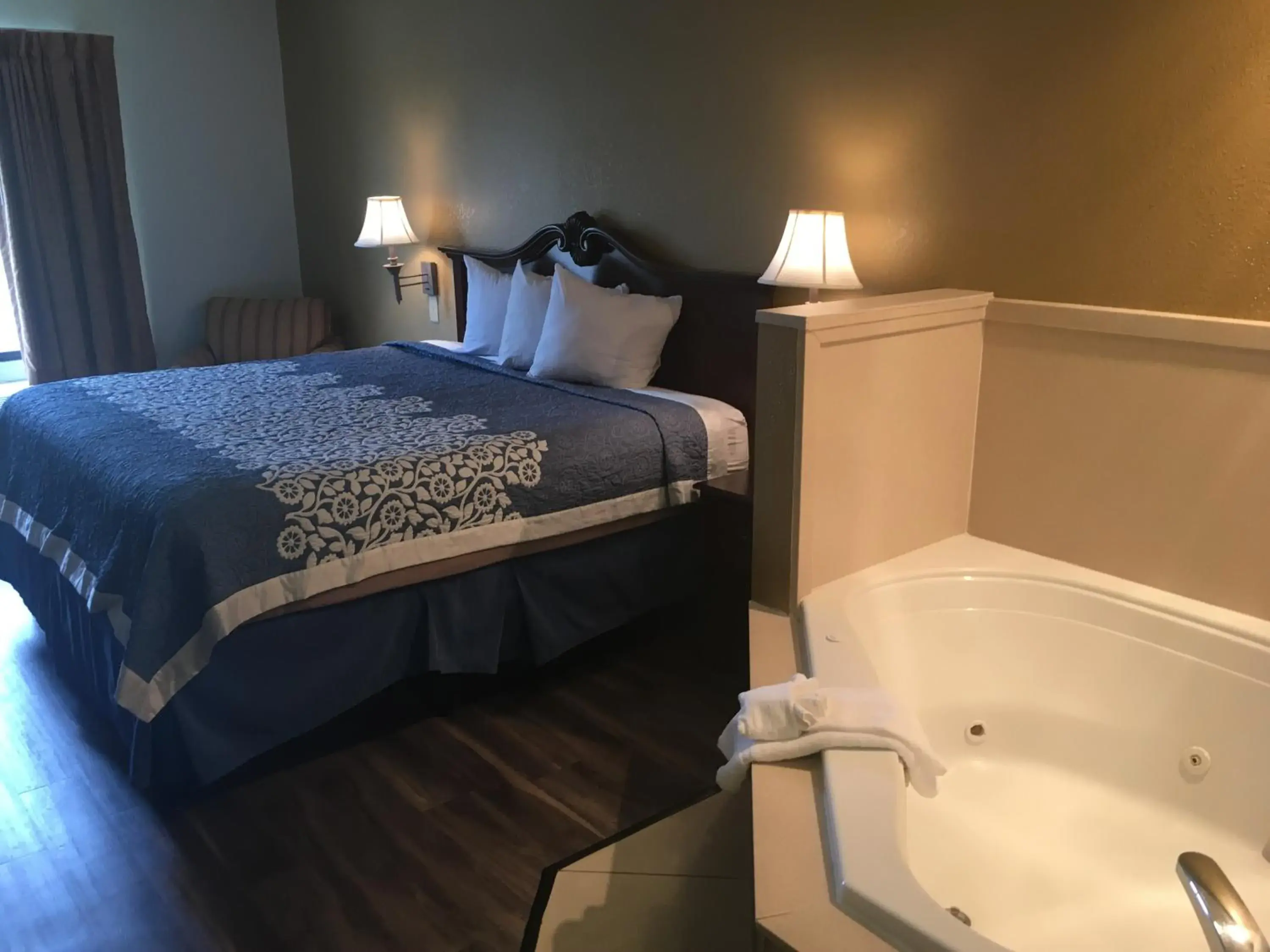 Hot Tub, Bed in Days Inn by Wyndham Hattiesburg MS