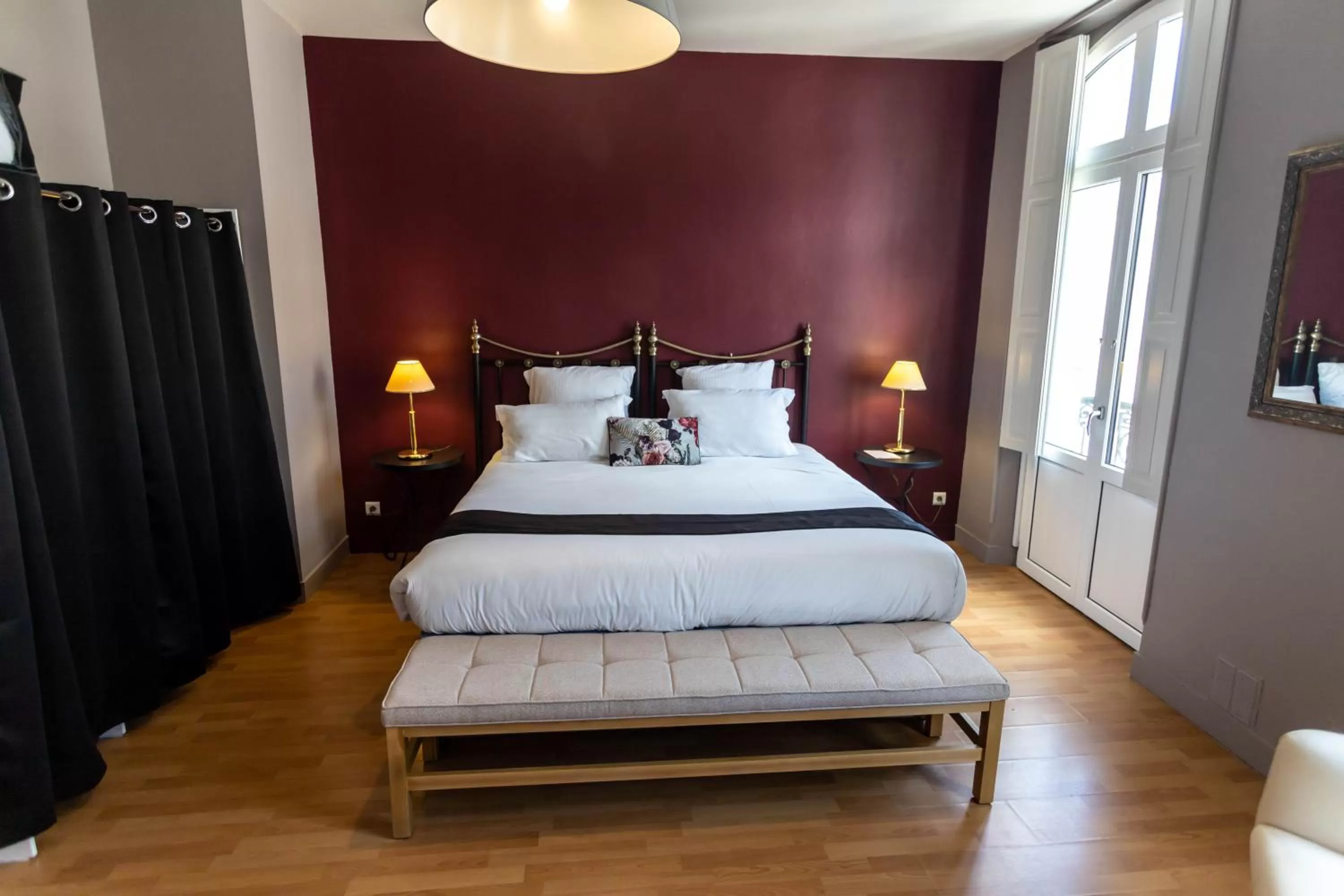 Bed in CÔTE GARONNE le BALCON DES DAMES -hôtel et restaurant- Tonneins Fauillet Marmande - vue panoramique bord de Garonne chambres climatisées