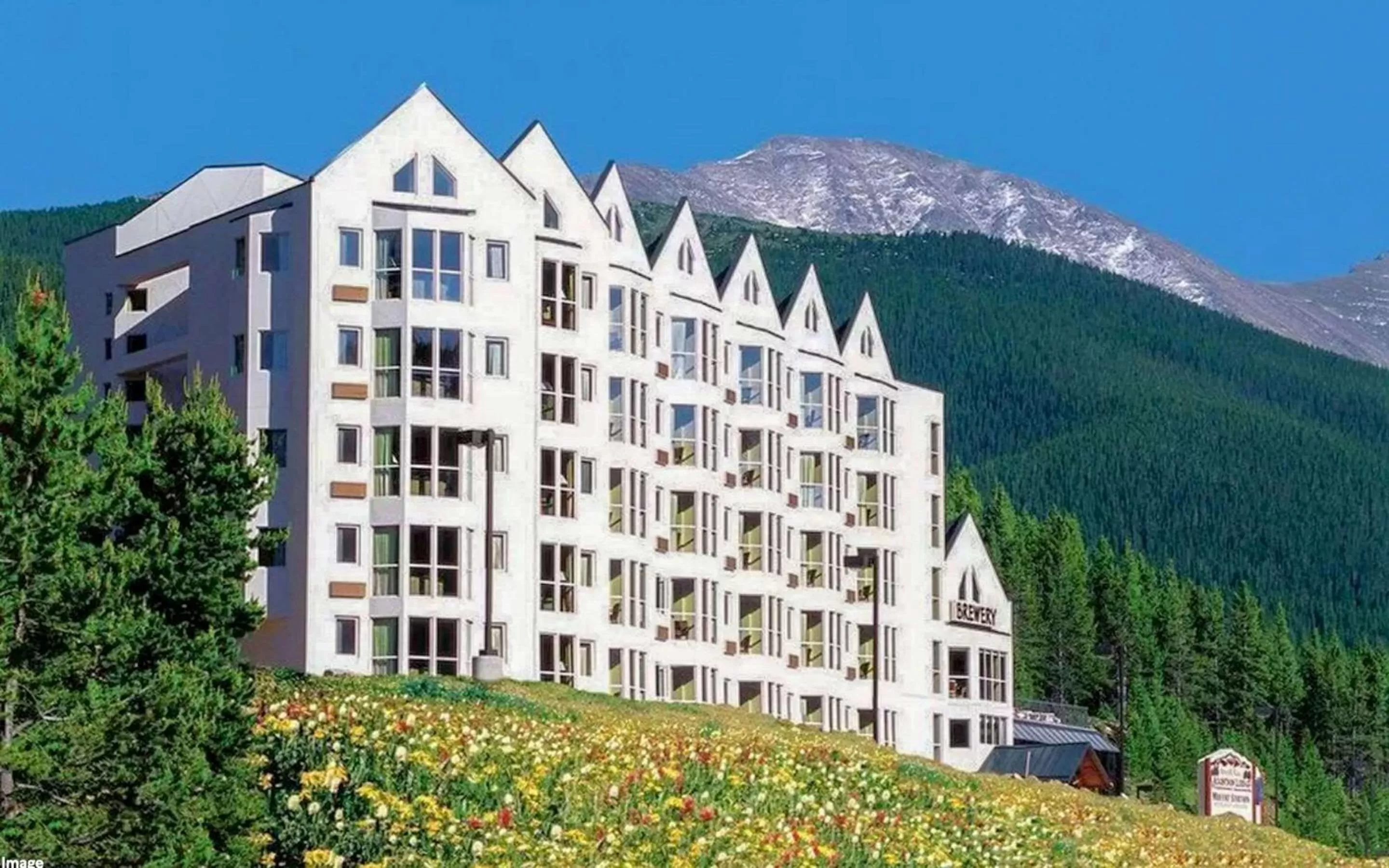 Property building in Winter Park Mountain Lodge