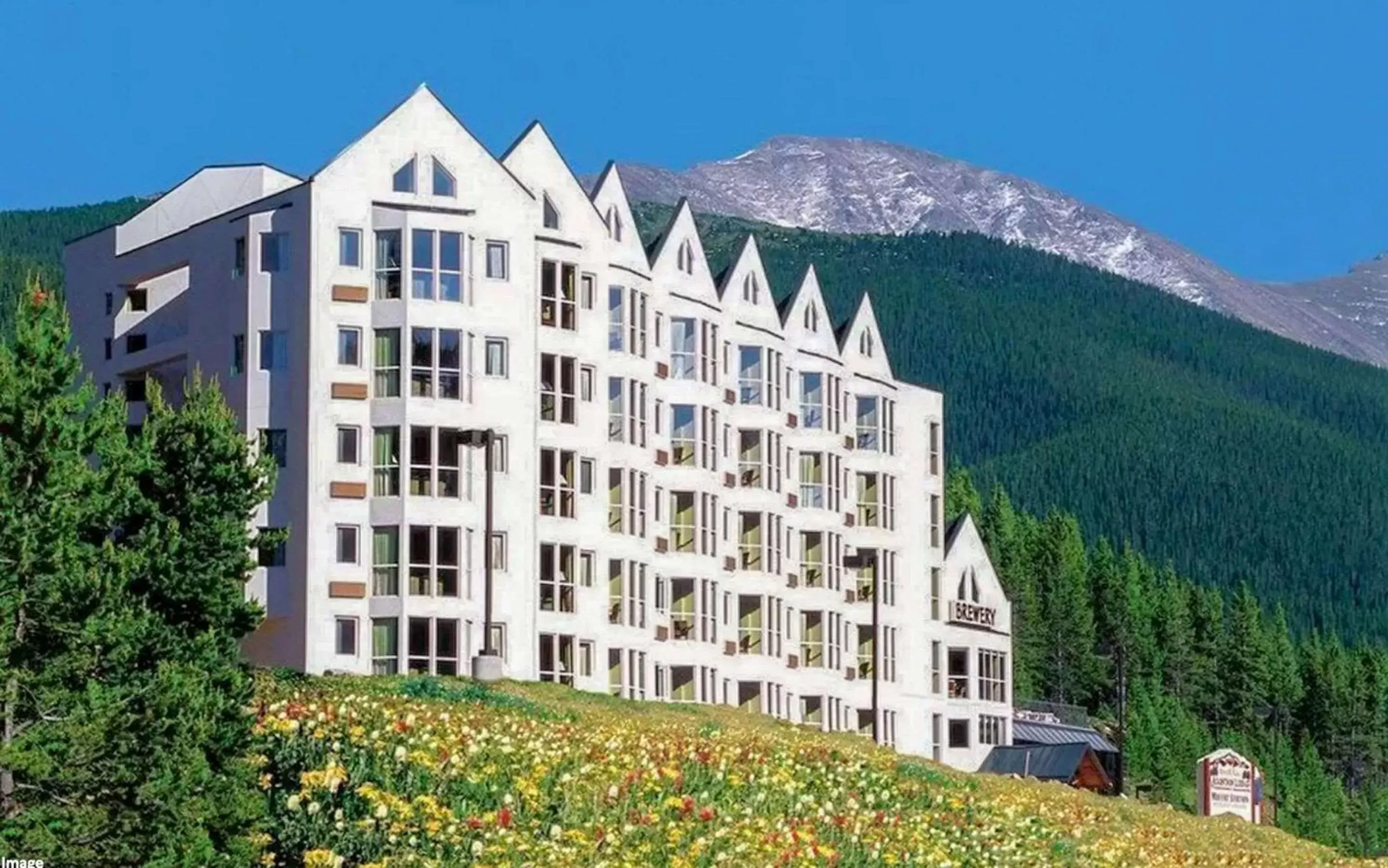 Property building in Winter Park Mountain Lodge Property building in Winter Park Mountain Lodge