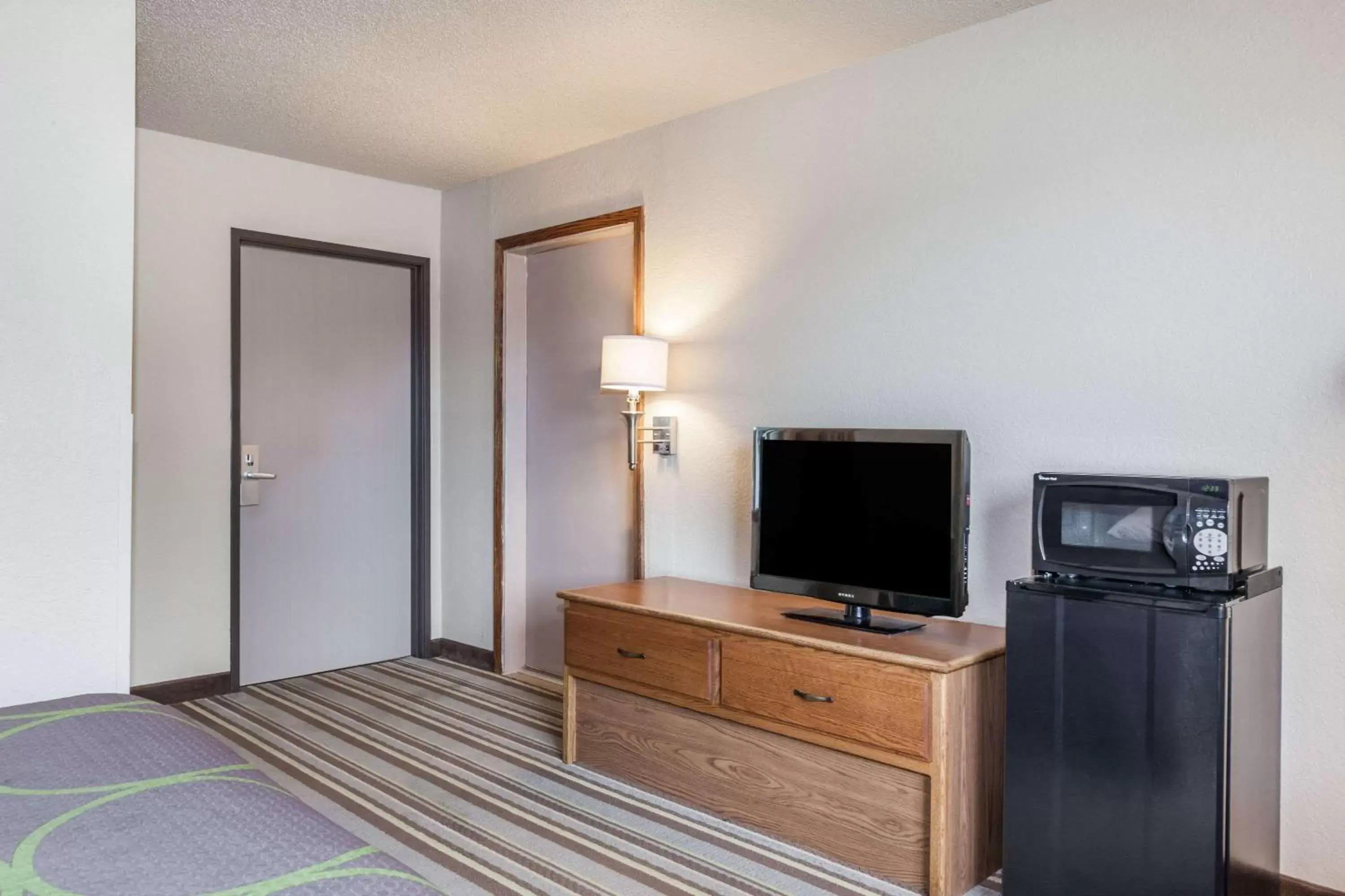 Photo of the whole room, TV/Entertainment Center in Super 8 by Wyndham Dunbar/Charleston Area