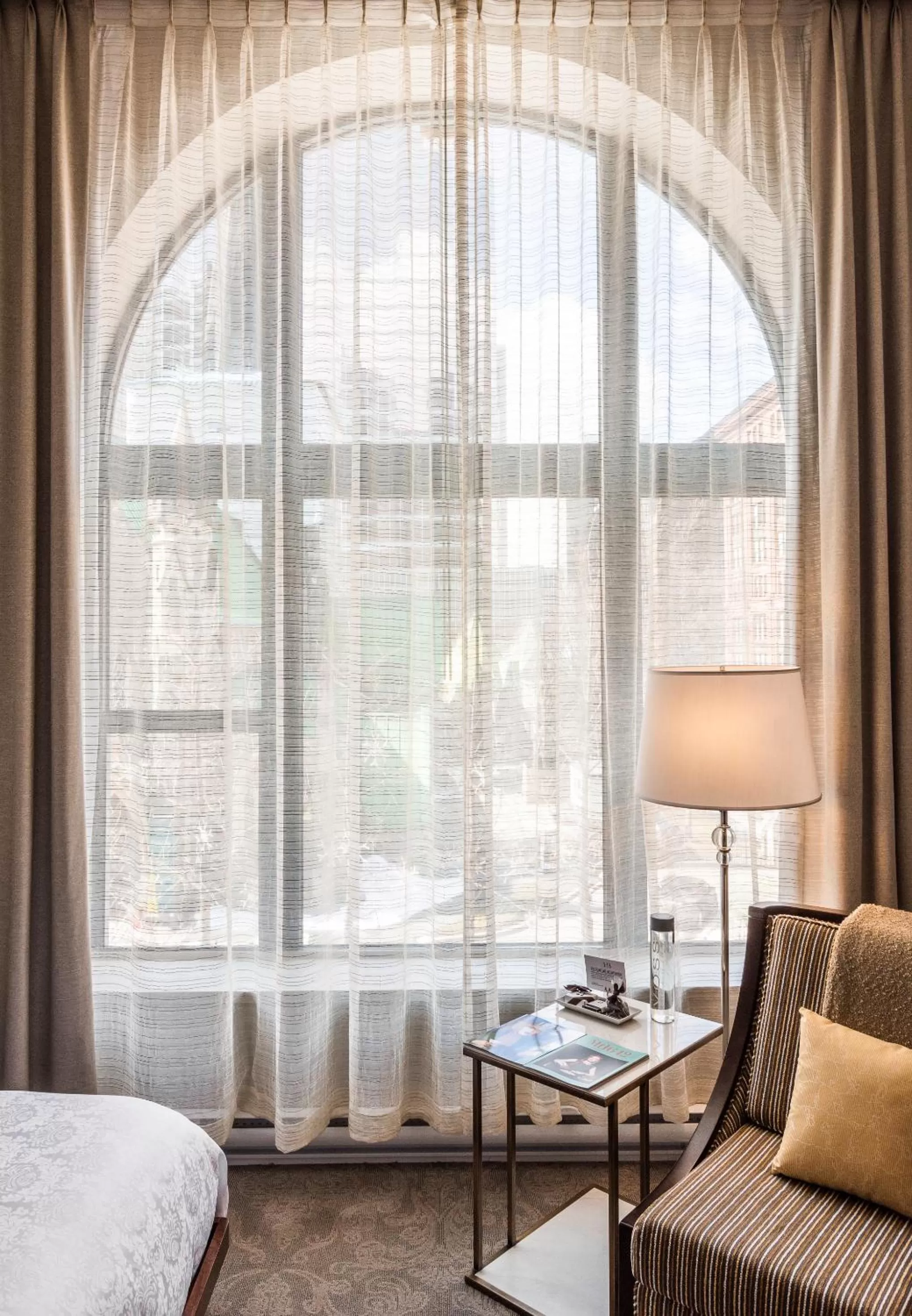 City view, Bed in Hôtel Birks Montréal