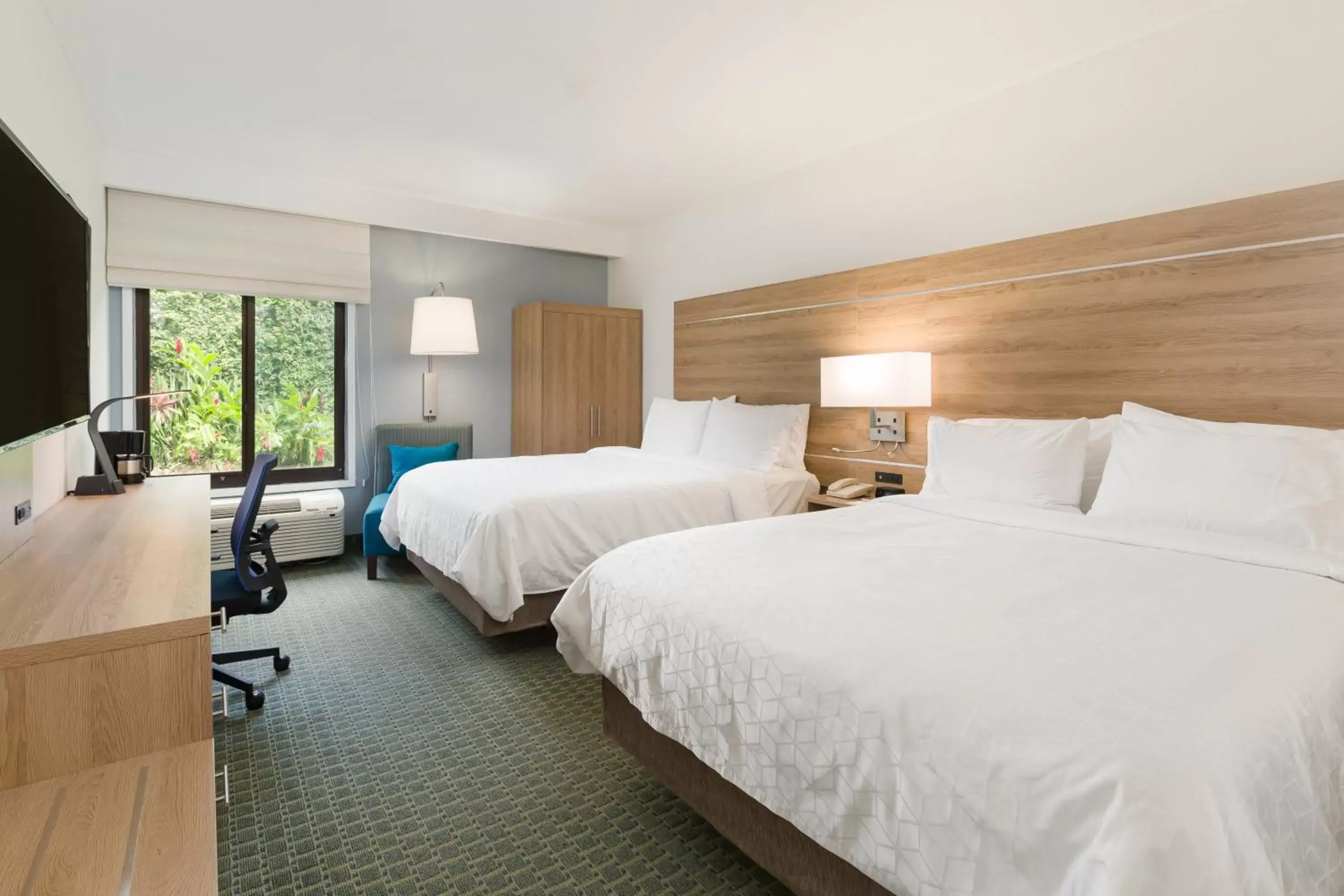Photo of the whole room, Bed in Holiday Inn Express San Jose Airport, an IHG Hotel