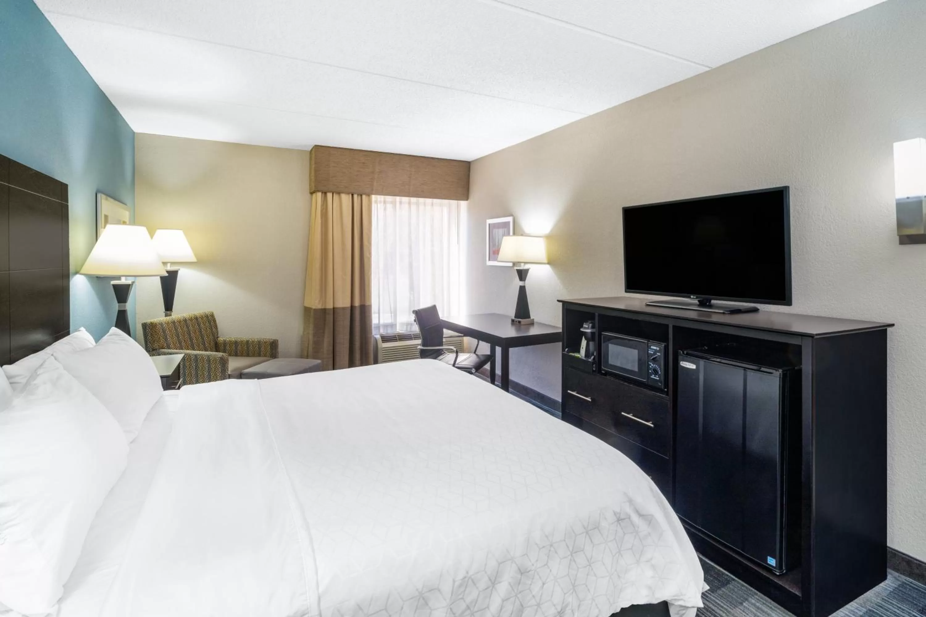 Photo of the whole room, Bed in Holiday Inn Express Forsyth by IHG