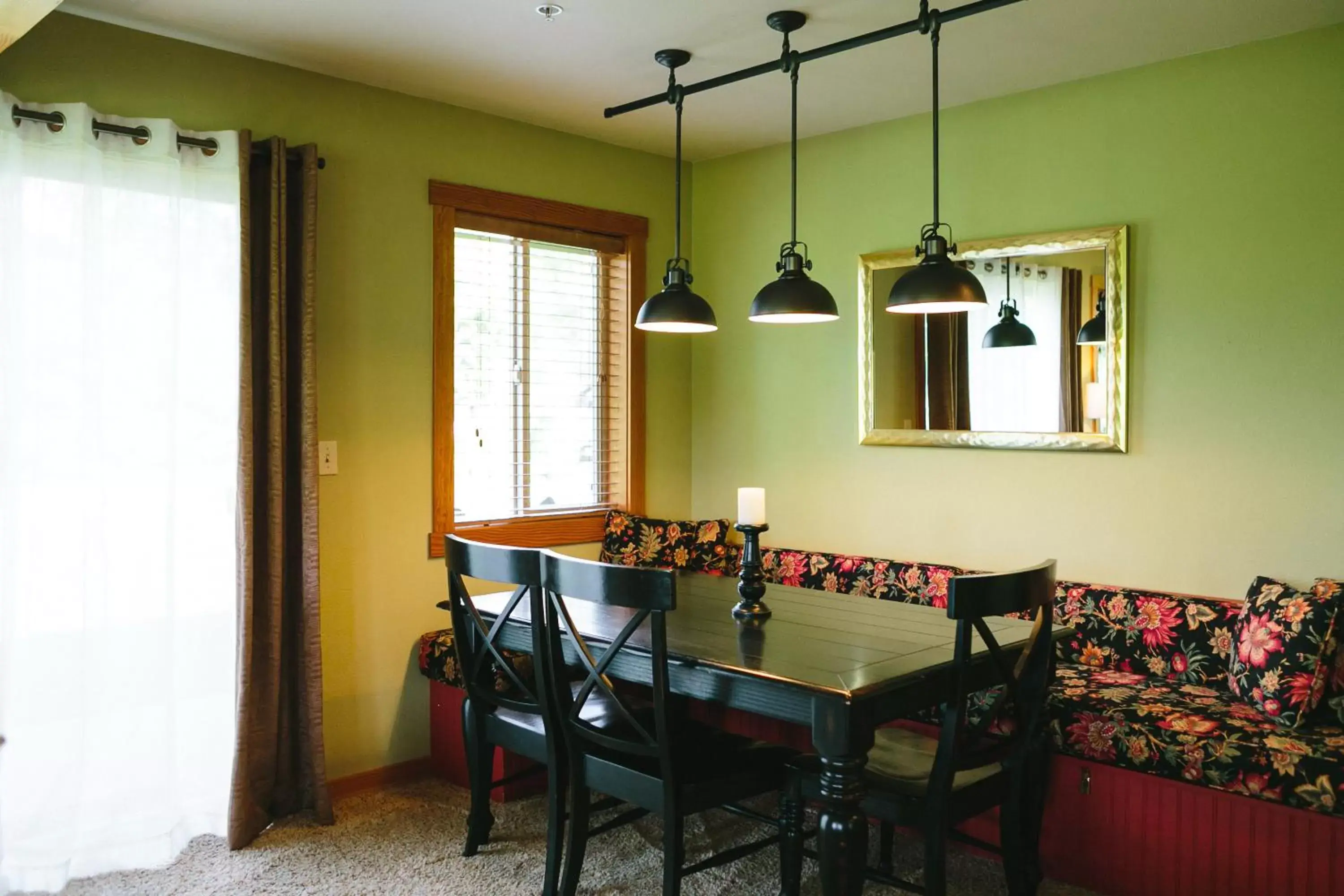 Dining Area in Mt Gardner Inn