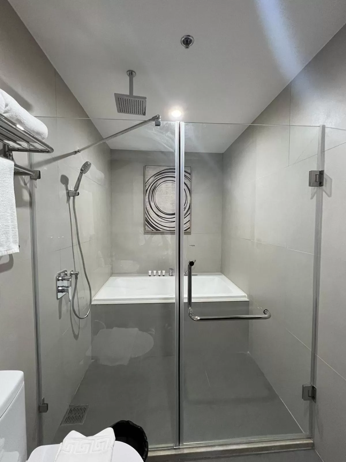 Bathroom in AEON SUITES Staycation