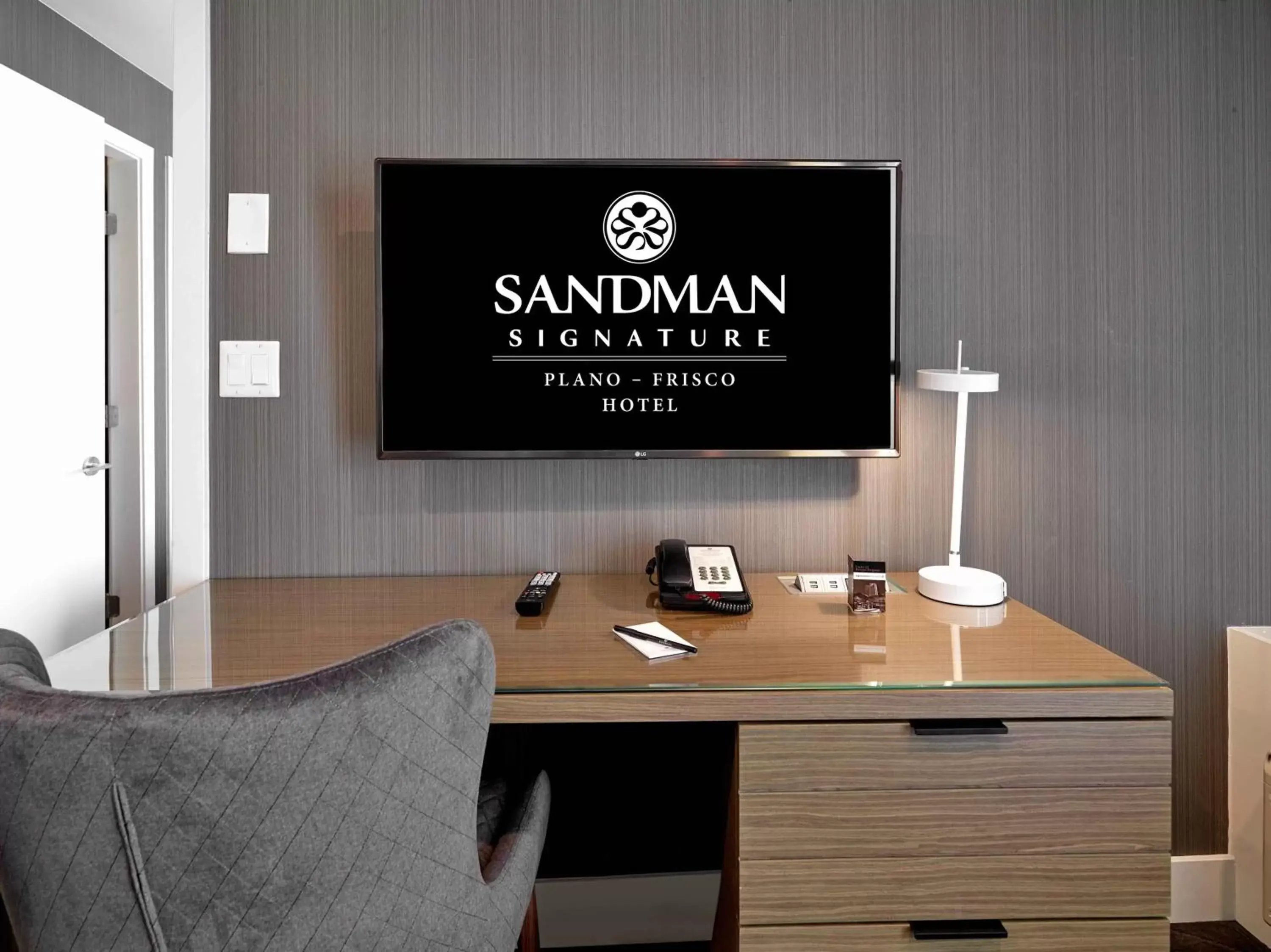 TV and multimedia in Sandman Signature Plano-Frisco Hotel