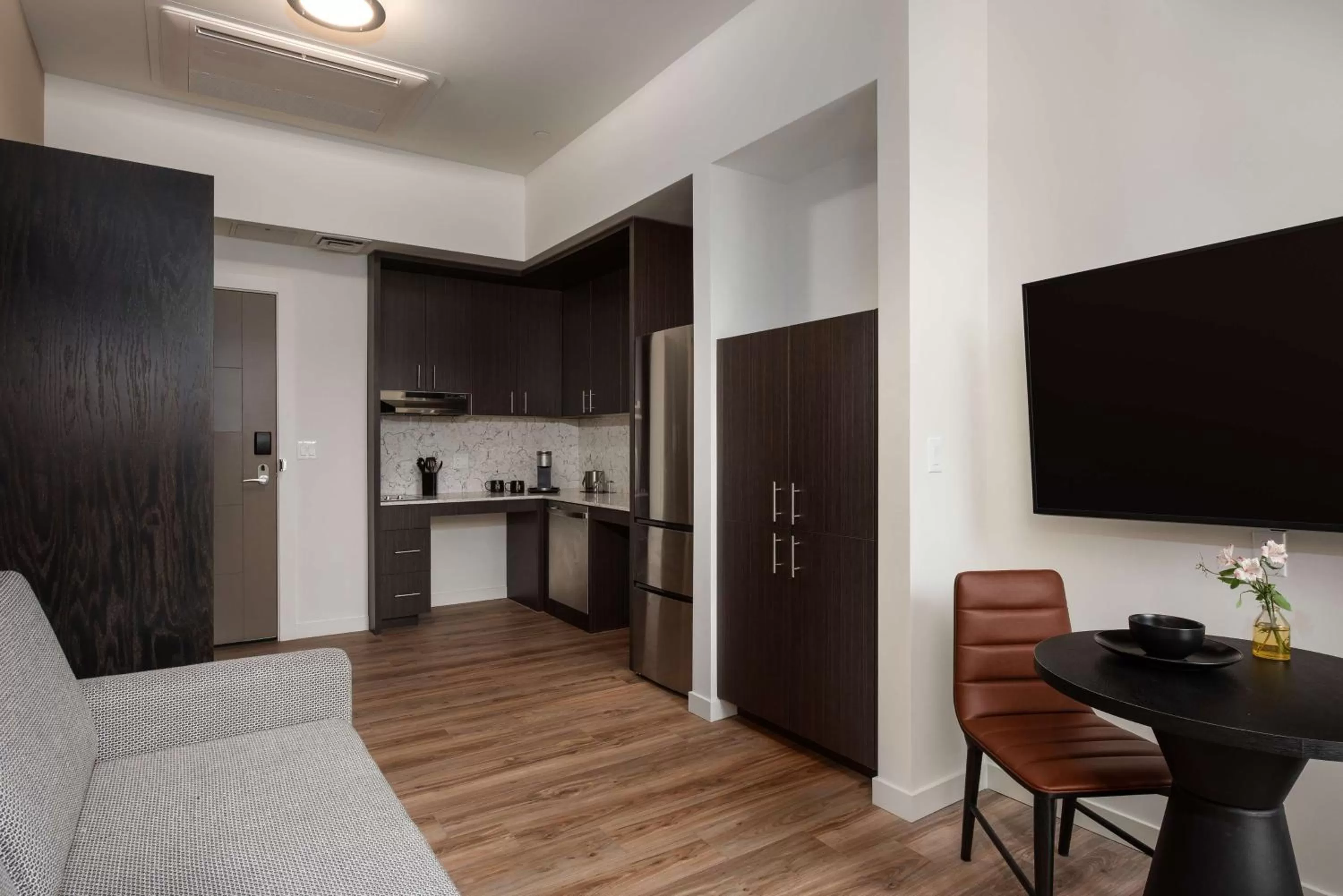 Kitchen or kitchenette in Holman Riverfront Park Hotel Salem, Tapestry By Hilton