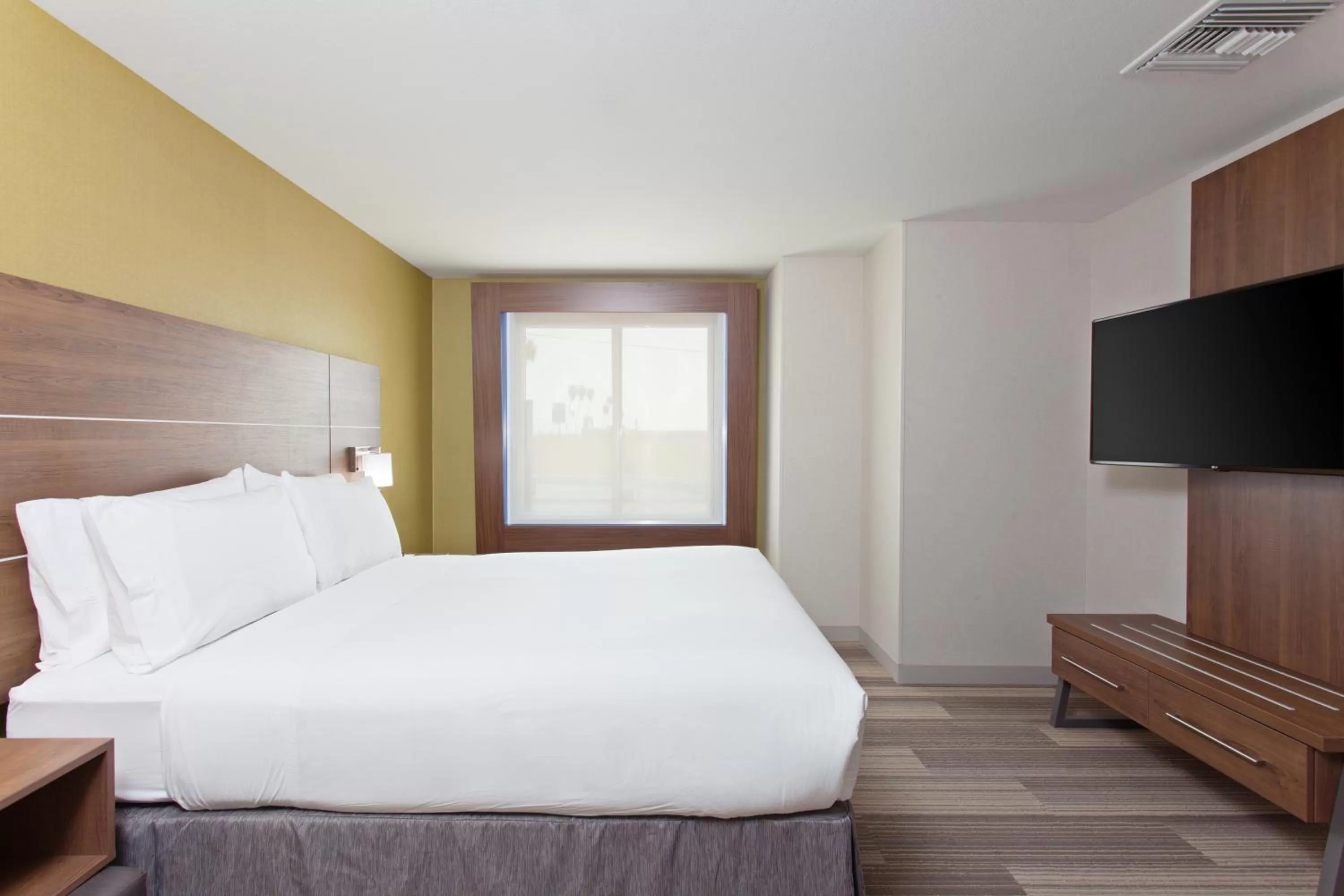 Bed in Holiday Inn Express & Suites Pasadena - Los Angeles by IHG