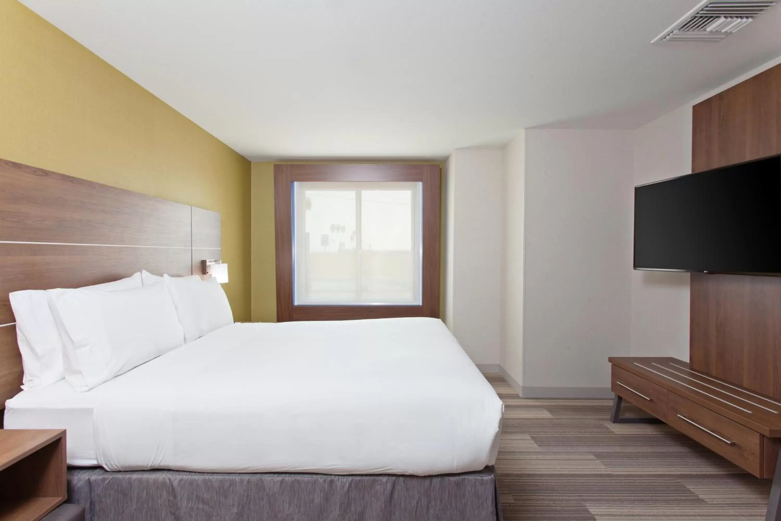 Bed in Holiday Inn Express Hotel & Suites Pasadena-Colorado Boulevard, an IHG Hotel