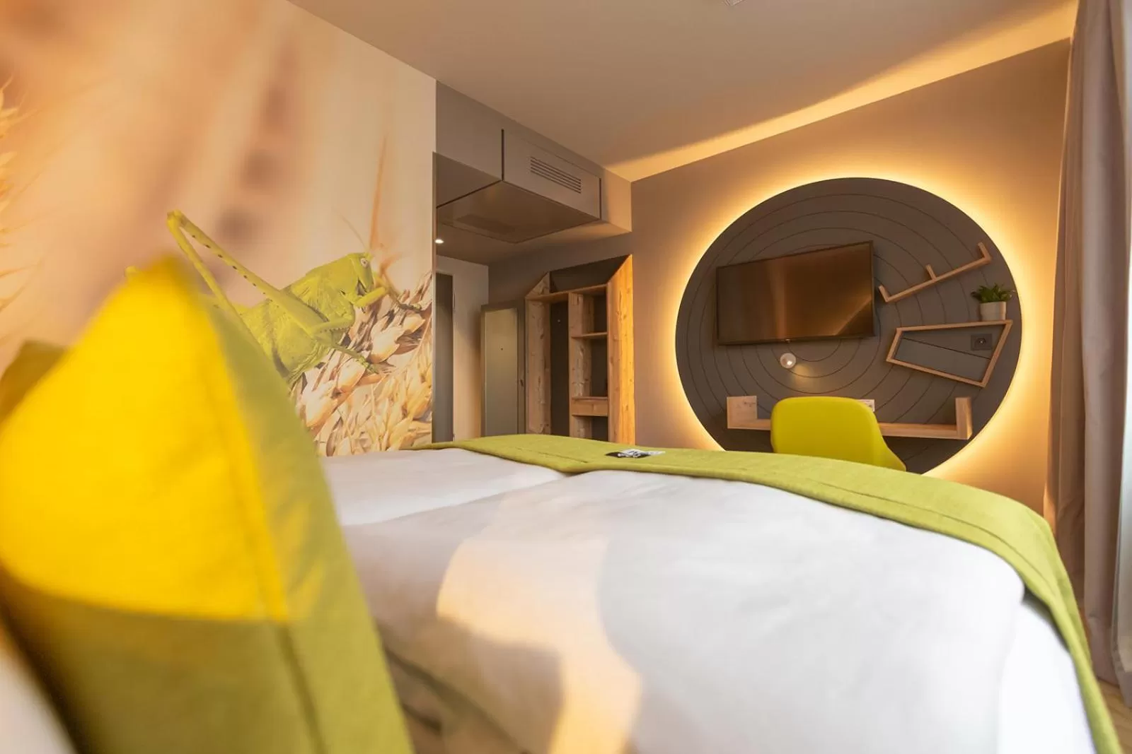 Bed in Holiday Inn - the niu, Mill Cologne Mülheim by IHG