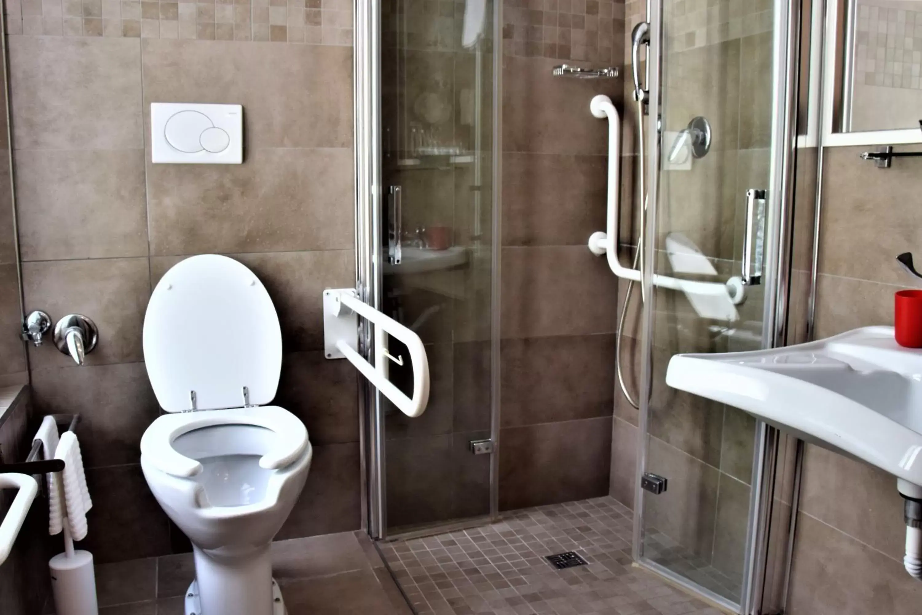 Shower, Bathroom in Hotel Paolo II