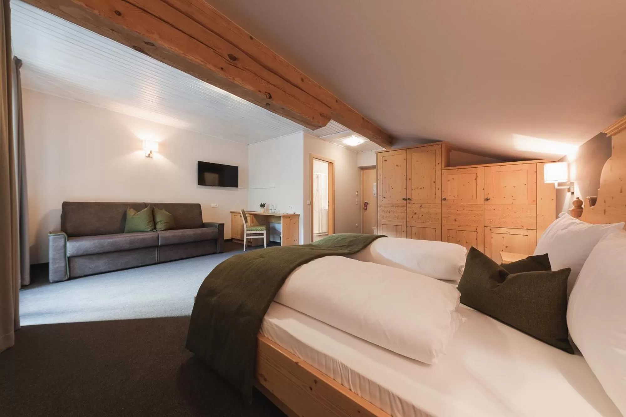 Staff, Bed in Hotel Kesslwirt