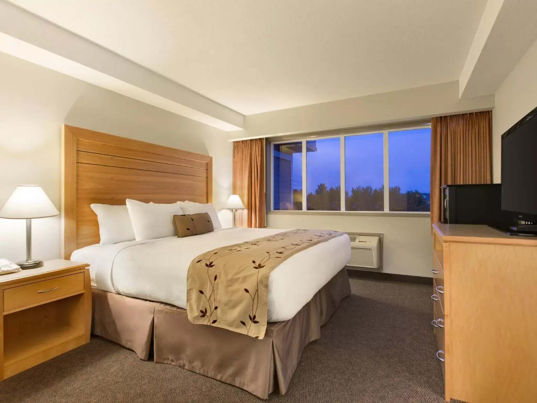 Bed in Days Inn by Wyndham Victoria Airport Sidney