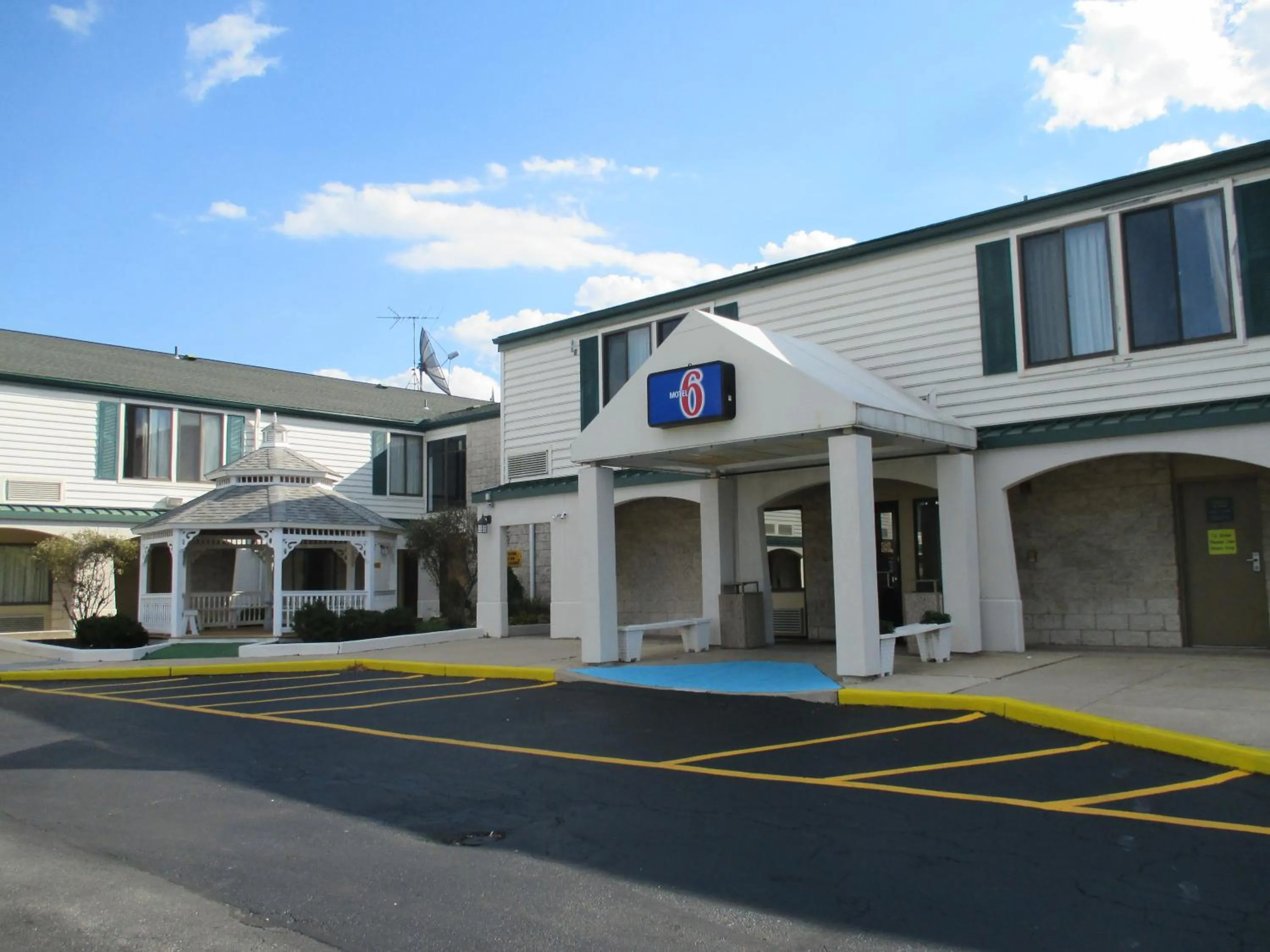 Facade/entrance in Motel 6-Newark, DE