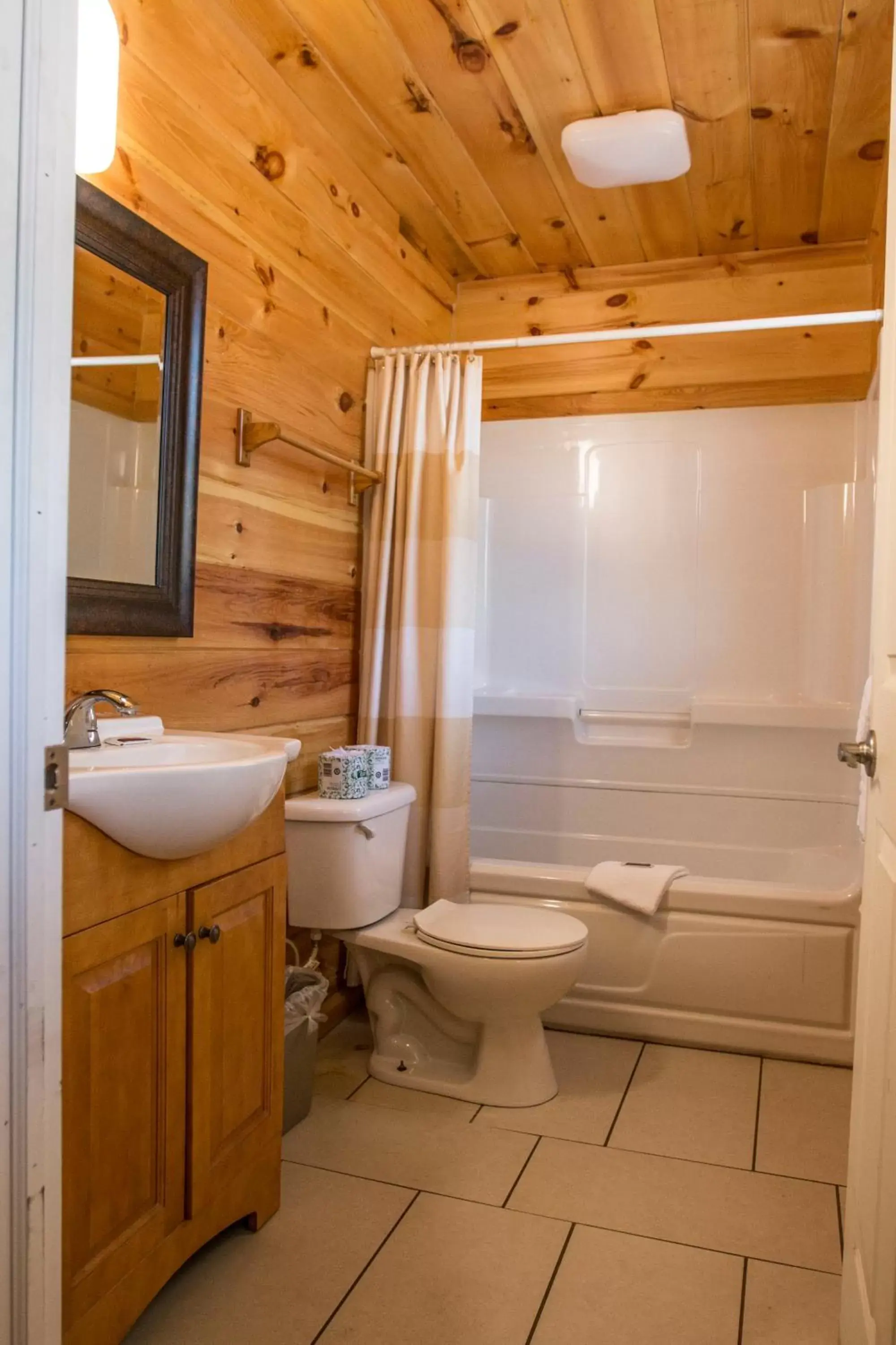 Bathroom in King Hendrick Motel and Suites