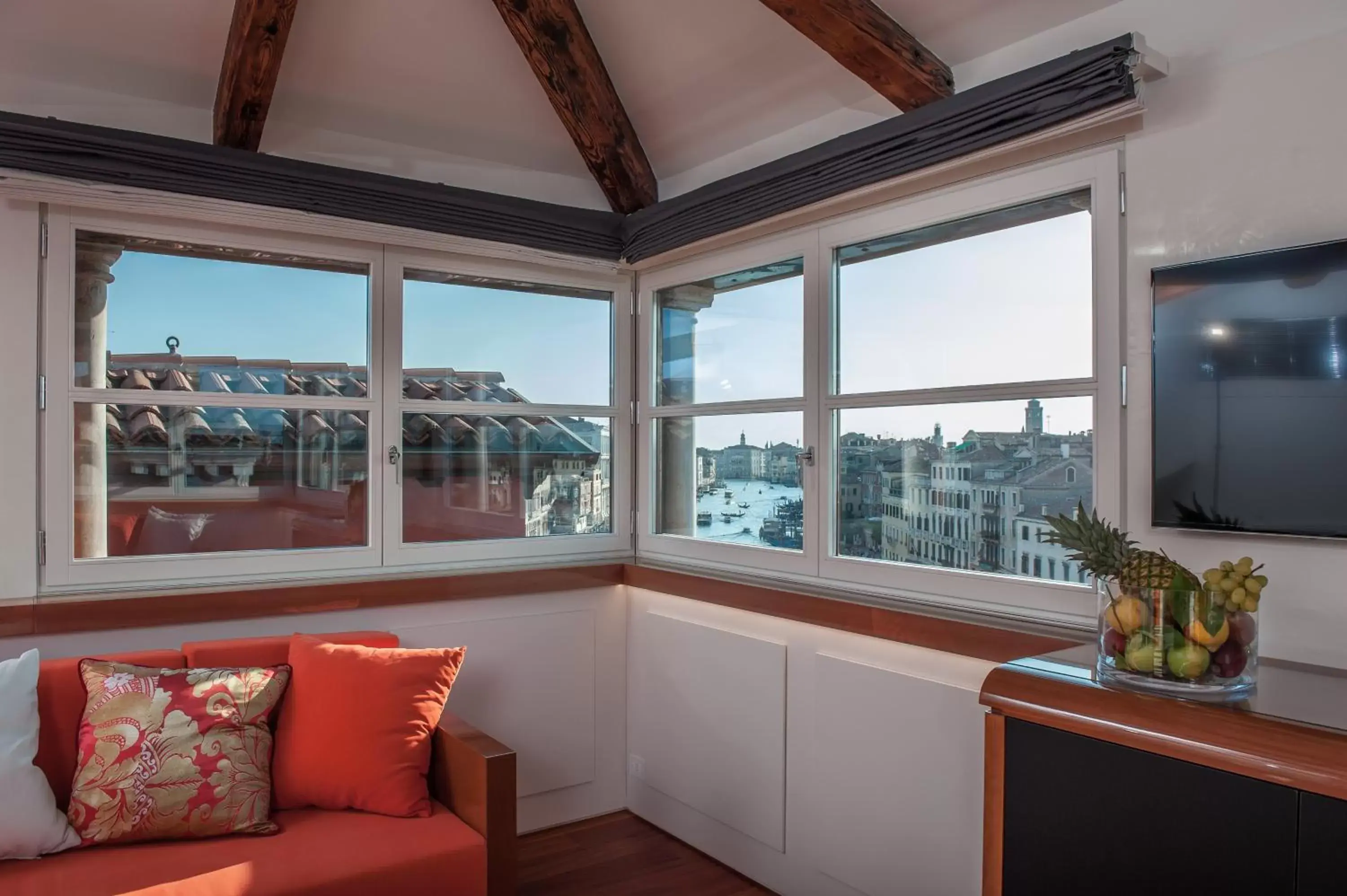 View (from property/room), Seating Area in Hotel Rialto