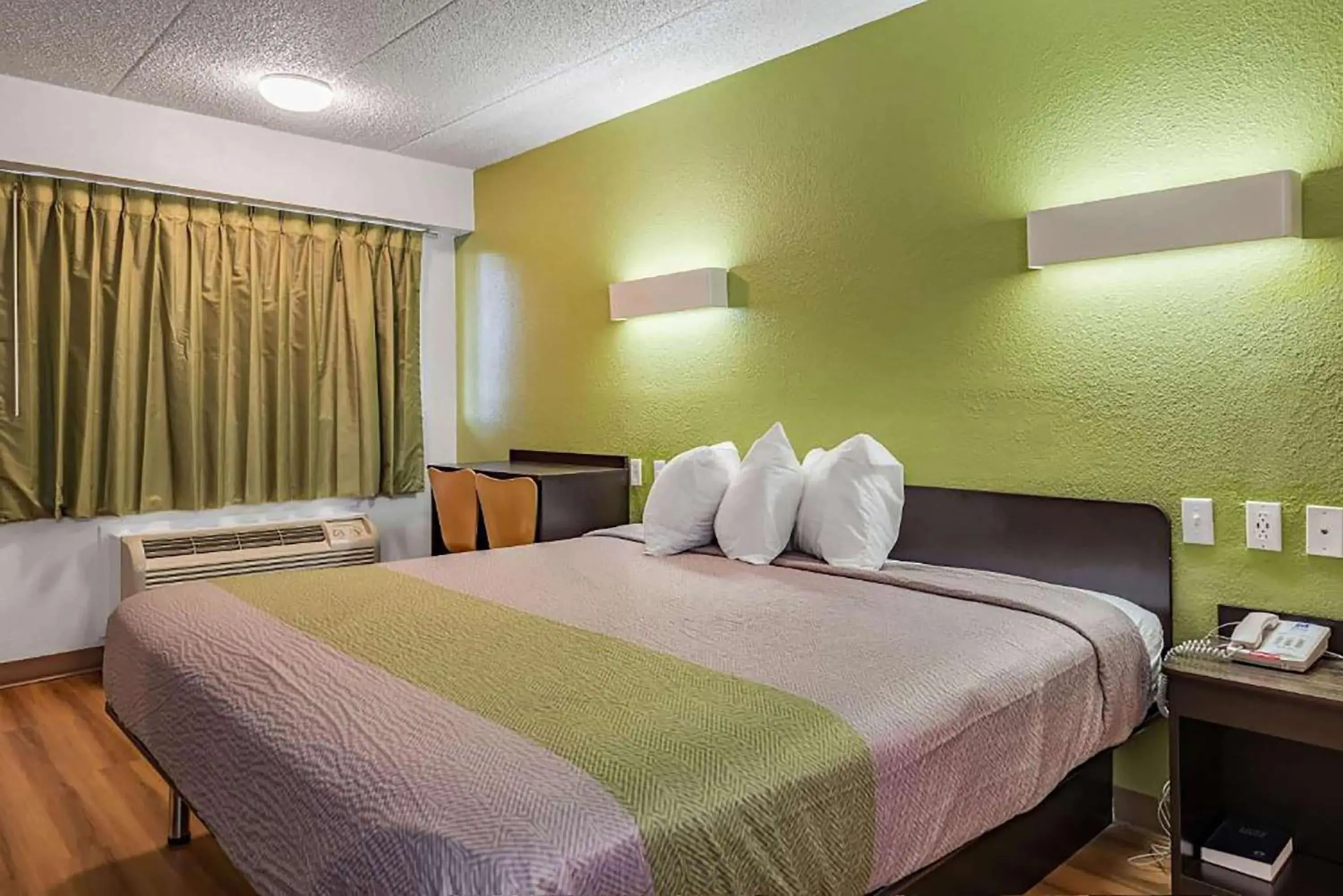 King Room with Roll-in Shower - single occupancy - Mobility Access/Non-Smoking in Motel 6-Cincinnati, OH - Central - Norwood King Room with Roll-in Shower - single occupancy - Mobility Access/Non-Smoking in Motel 6-Cincinnati, OH - Central - Norwood