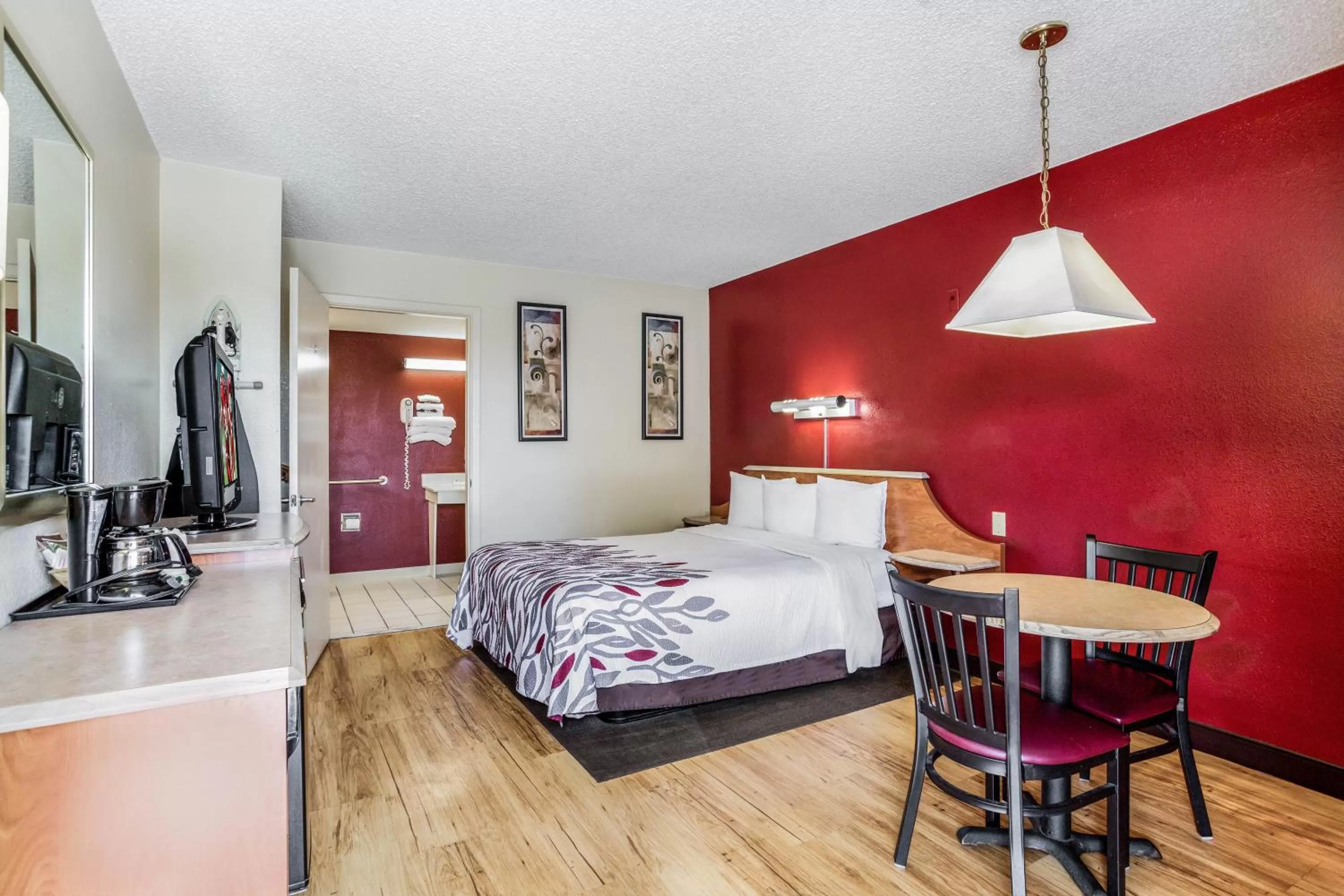 Photo of the whole room, Bed in Red Roof Inn Gallup