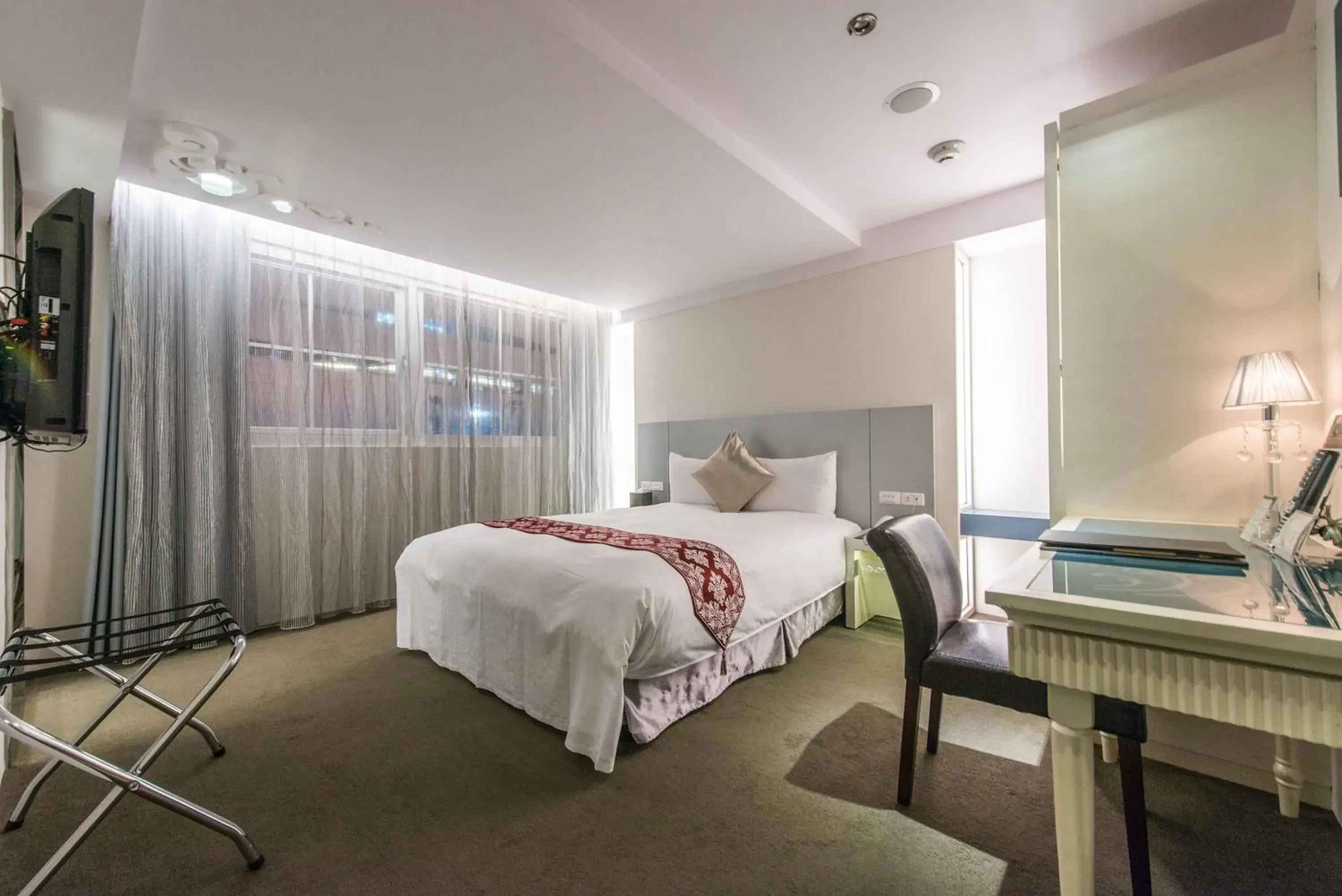 Photo of the whole room, Bed in Forward Hotel Nangang