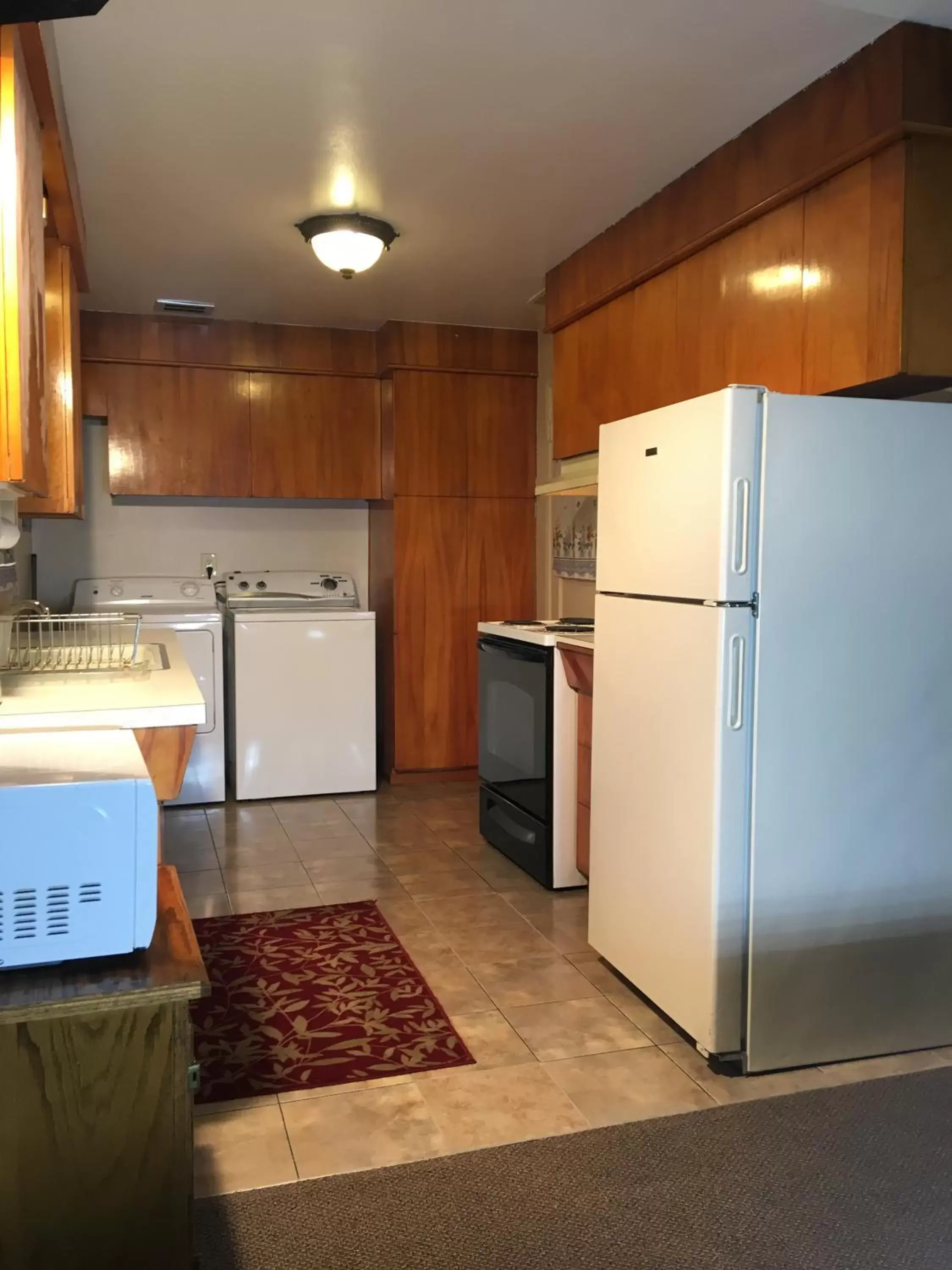 Kitchen/Kitchenette in Acorn Motor Inn