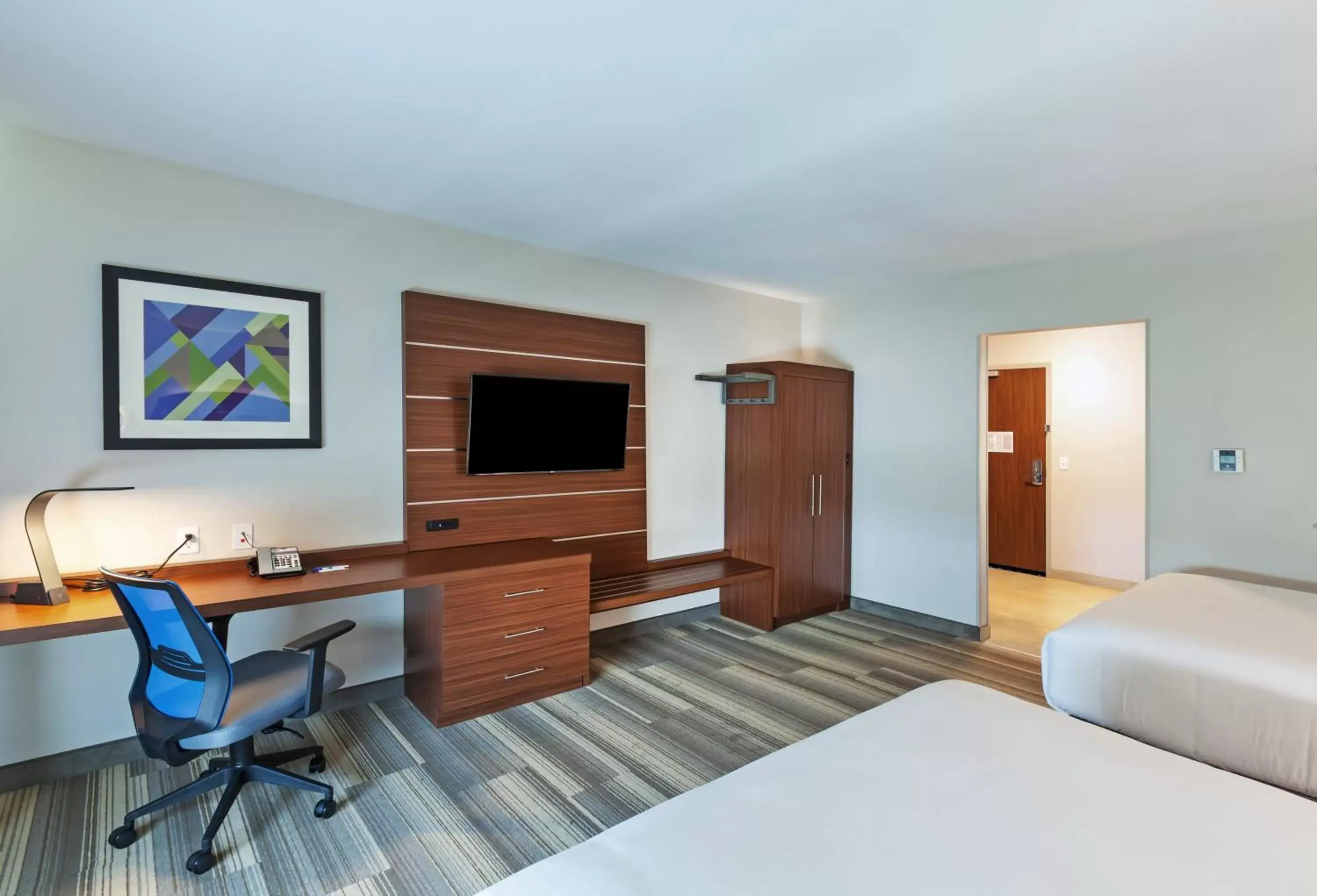 Photo of the whole room, TV/Entertainment Center in Holiday Inn Express & Suites Tulsa South - Woodland Hills, an IHG Hotel
