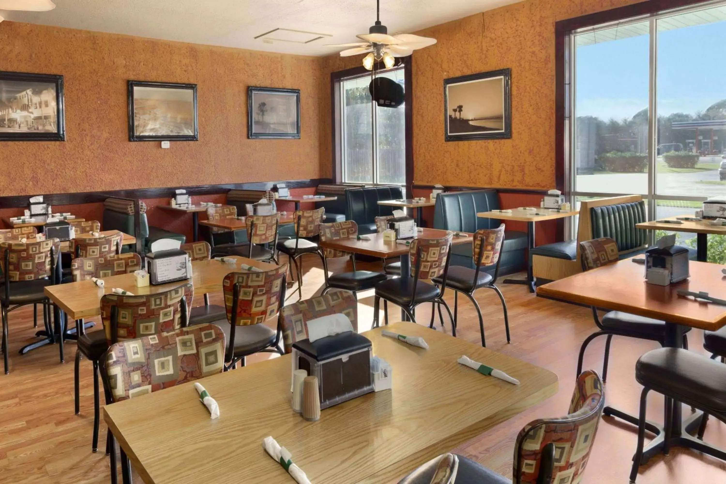Restaurant/Places to Eat in Days Inn by Wyndham Fort Pierce Midtown