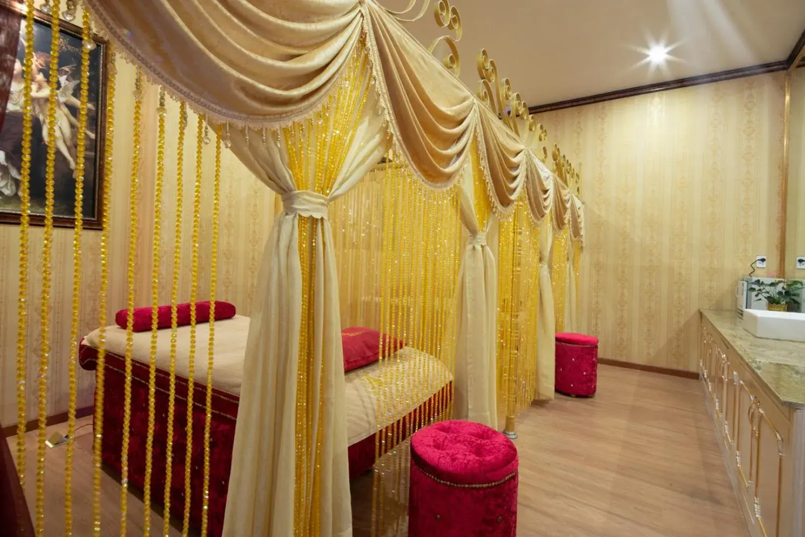 Massage, Bed in Ladalat Hotel