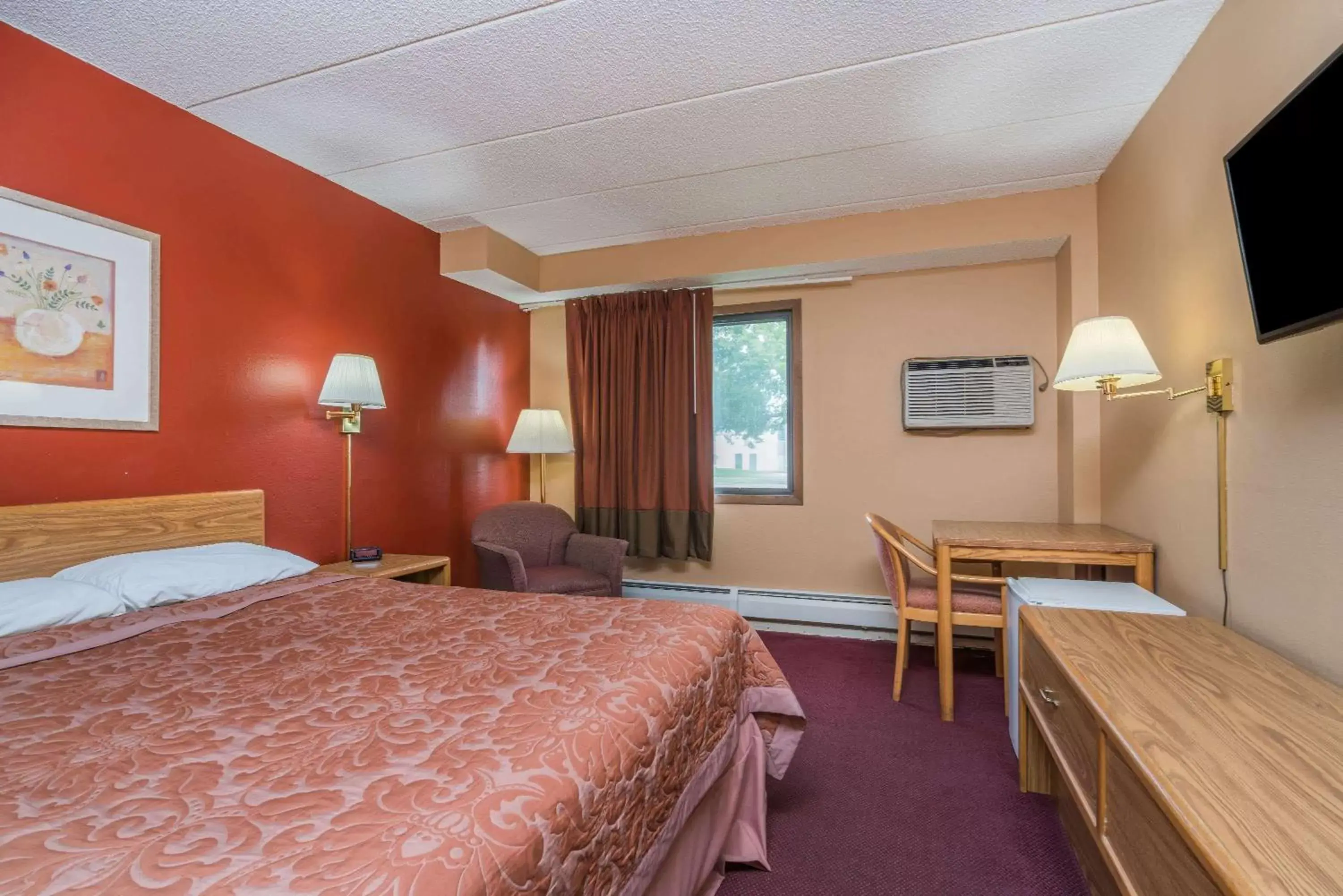 Photo of the whole room, Bed in Super 8 by Wyndham Brooklyn Center/MPLS