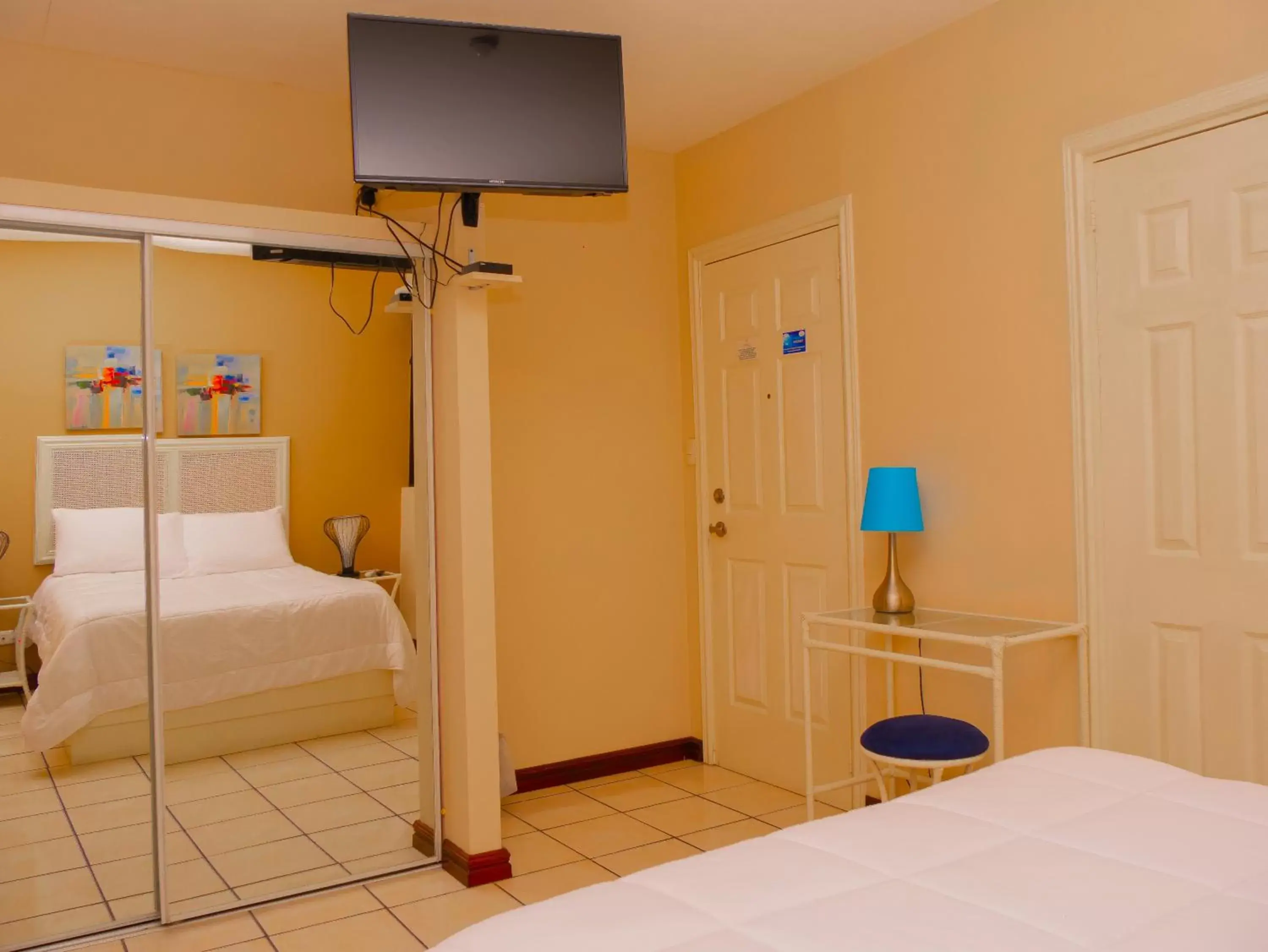 Bed, TV/Entertainment Center in Hotel Bamboo Aeropuerto