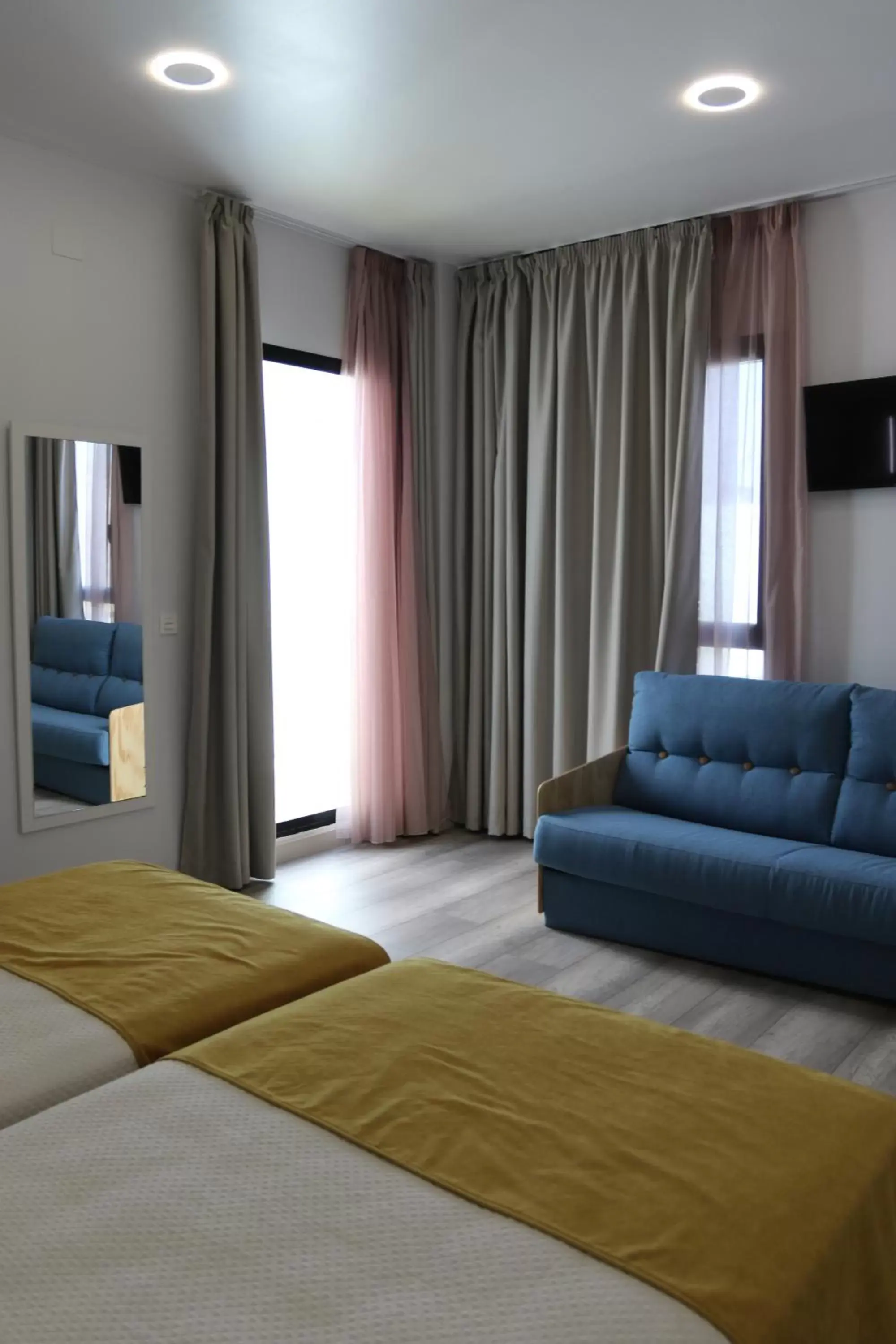 Bedroom, Seating Area in Hotel Leo
