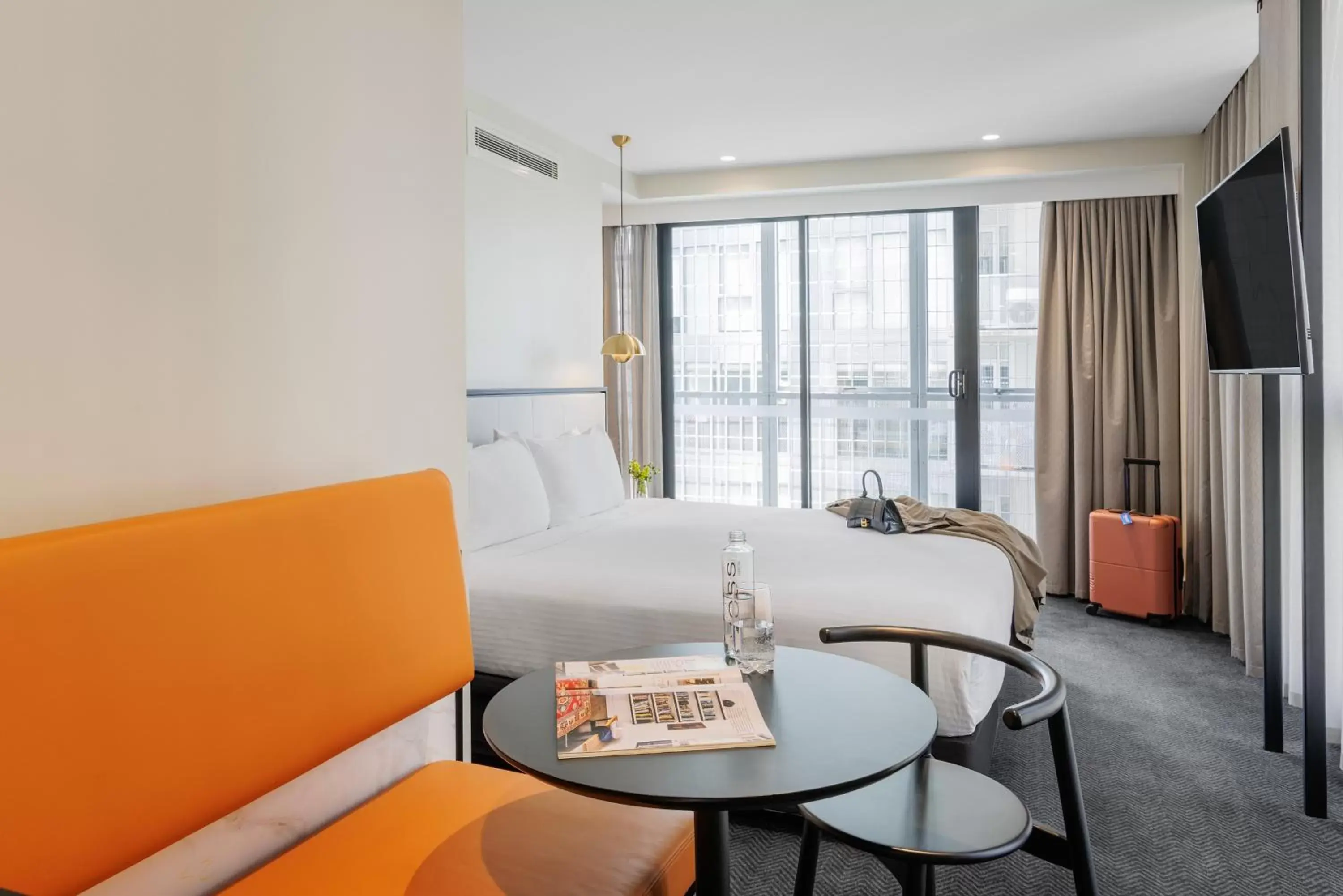 Bed, Seating Area in Brady Hotels Jones Lane