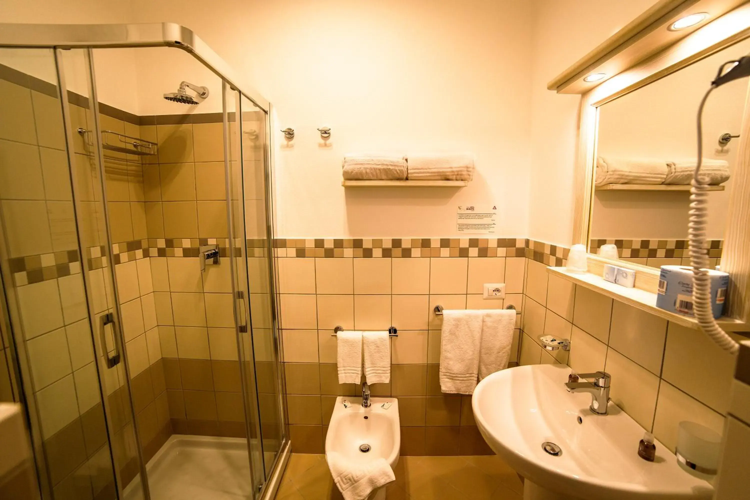 Shower, Bathroom in Hotel Oriente