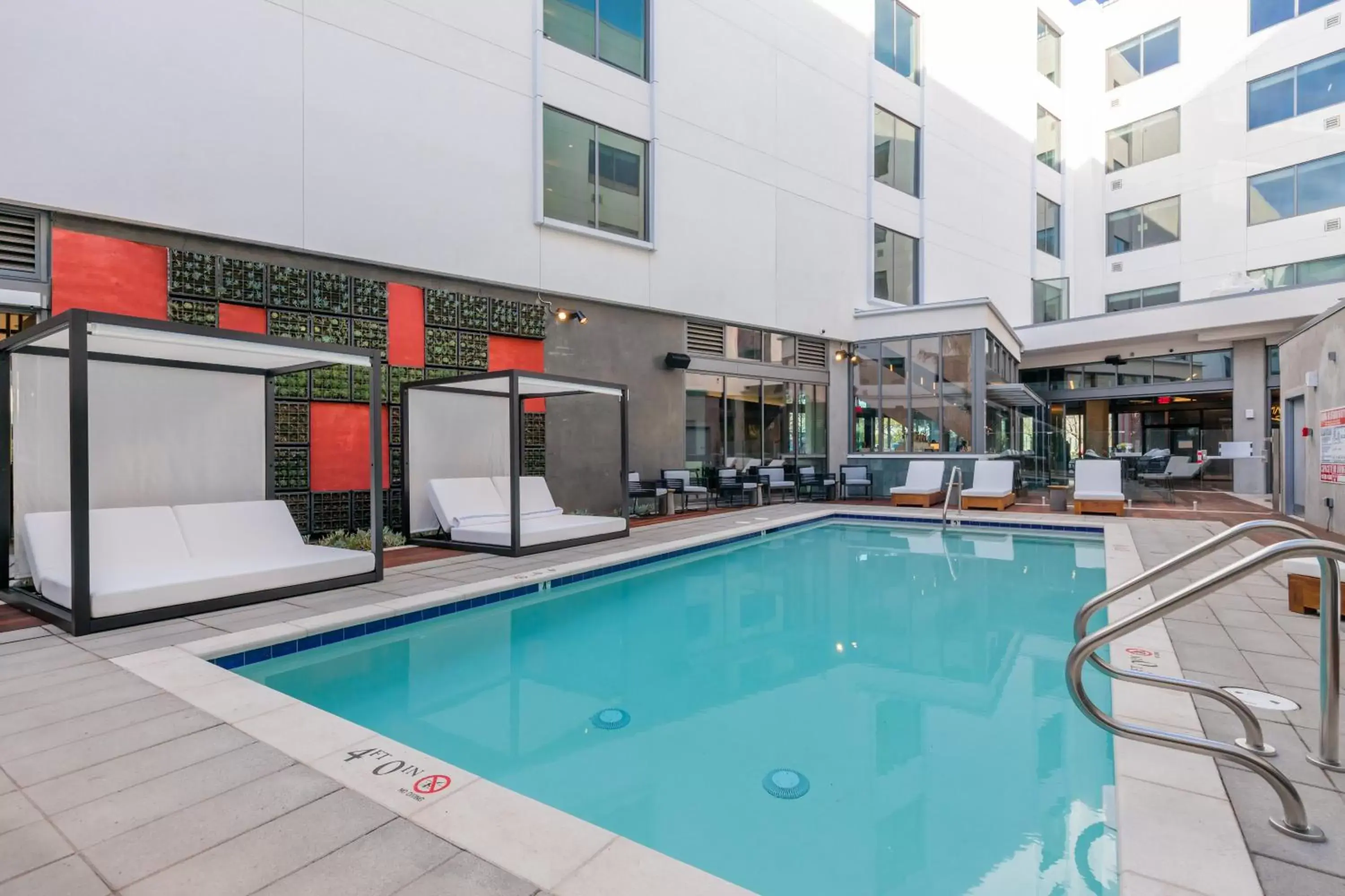 Swimming pool in Shashi Hotel Mountain View Palo Alto Swimming pool in Shashi Hotel Mountain View Palo Alto