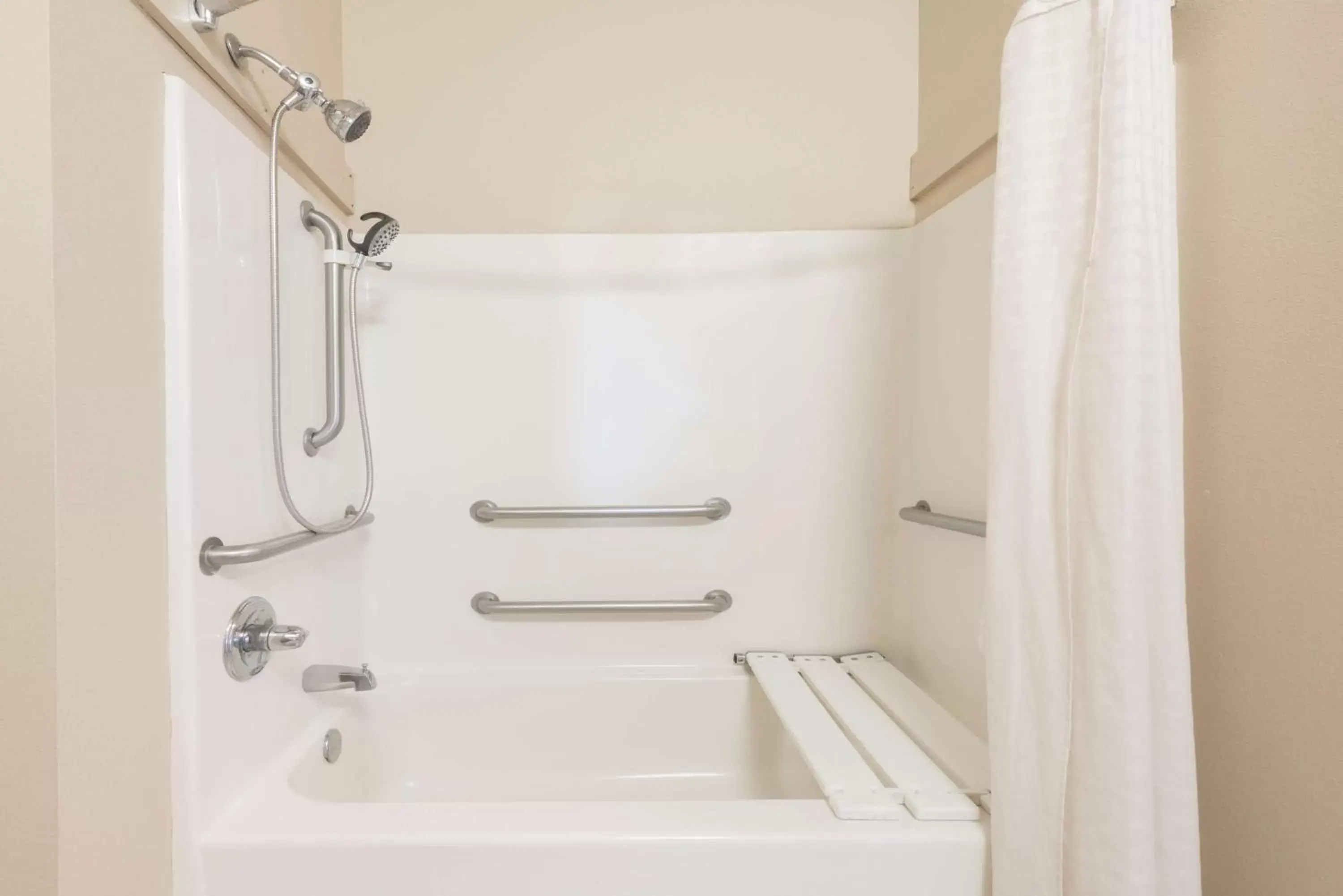 Deluxe King Room with Bath Tub - Mobility/Hearing Accessible - Non-Smoking in Super 8 by Wyndham Fort Worth North/Meacham Blvd Deluxe King Room with Bath Tub - Mobility/Hearing Accessible - Non-Smoking in Super 8 by Wyndham Fort Worth North/Meacham Blvd