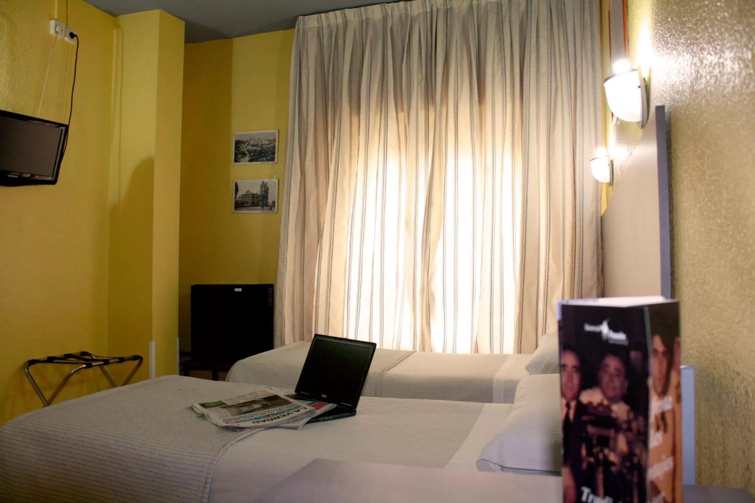 Bed, TV/Entertainment Center in Hotel Universal Murcia