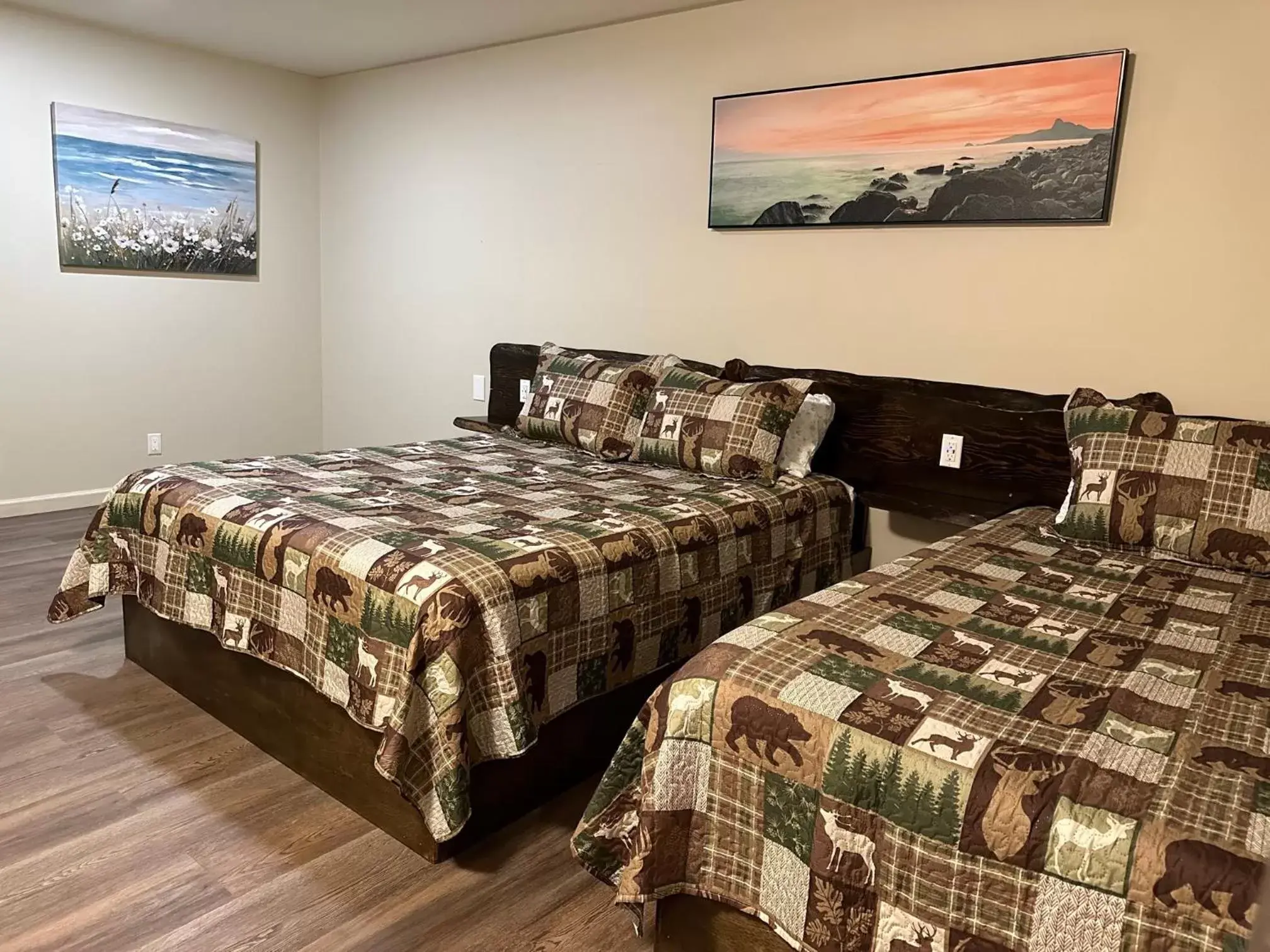 Bedroom, Bed in Crater Lake Gateway - Hwy 140