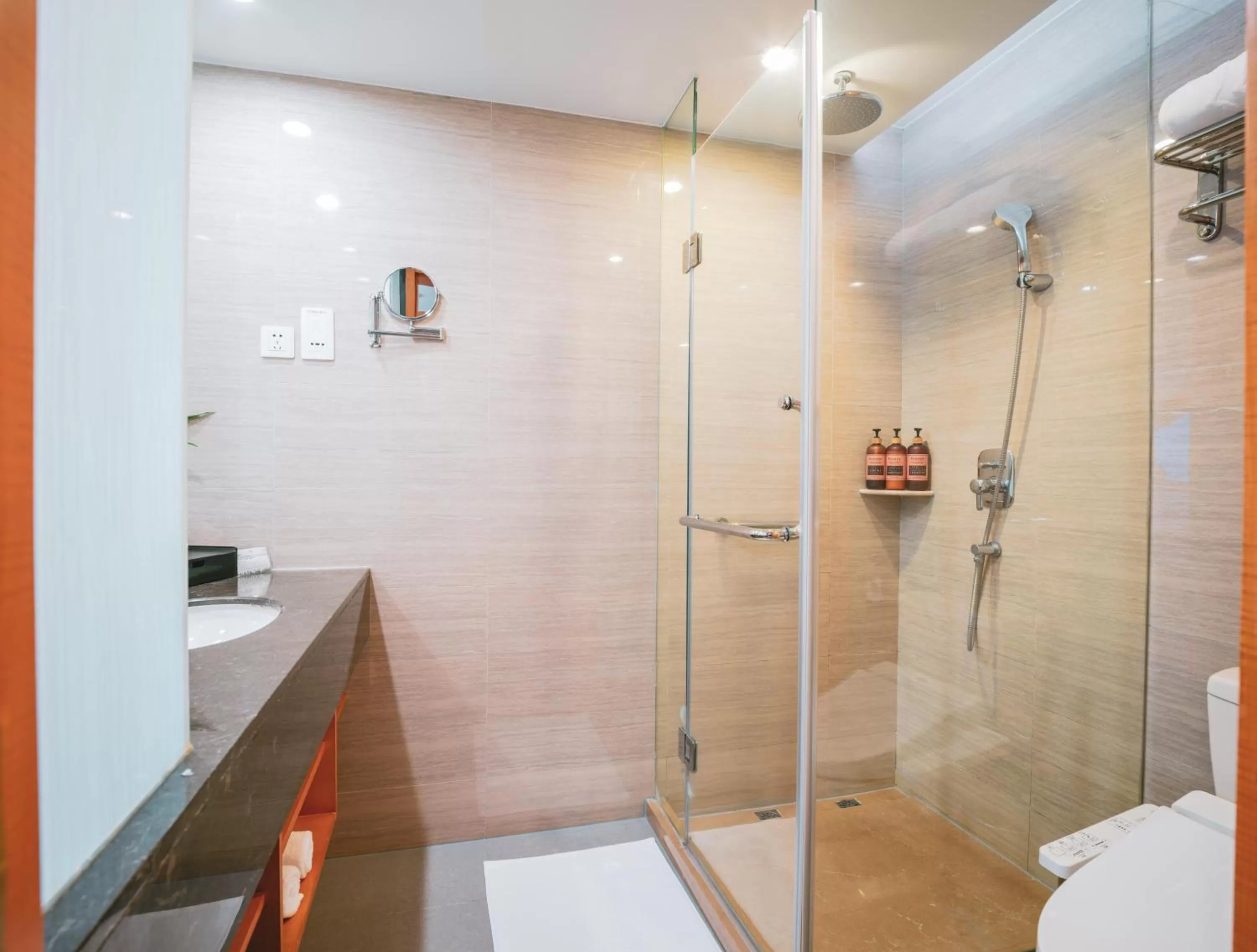 Shower in Ramada Plaza Shanghai Pudong Airport - 3 mins to PVG depature floor & check entrance with hotel shuttle