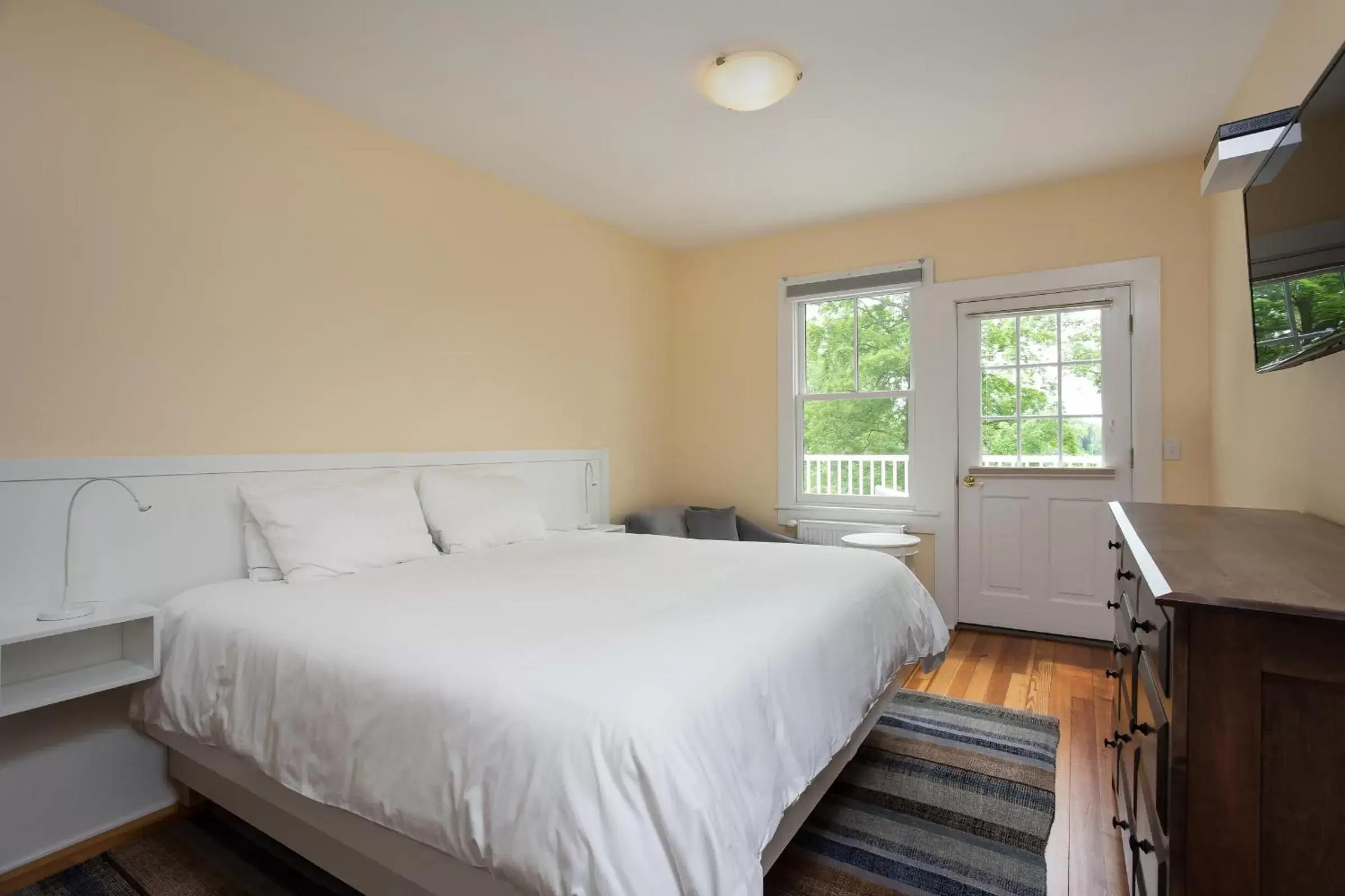 King Room with Lake View in Lakehouse Inn King Room with Lake View in Lakehouse Inn