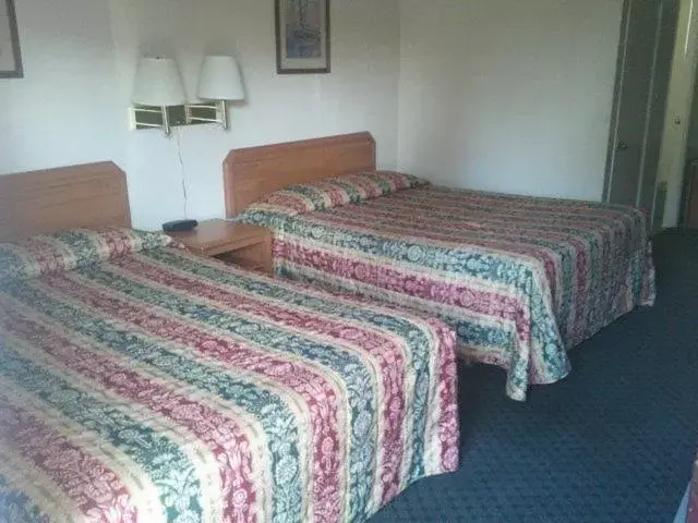 Bedroom, Bed in Aaron Motel