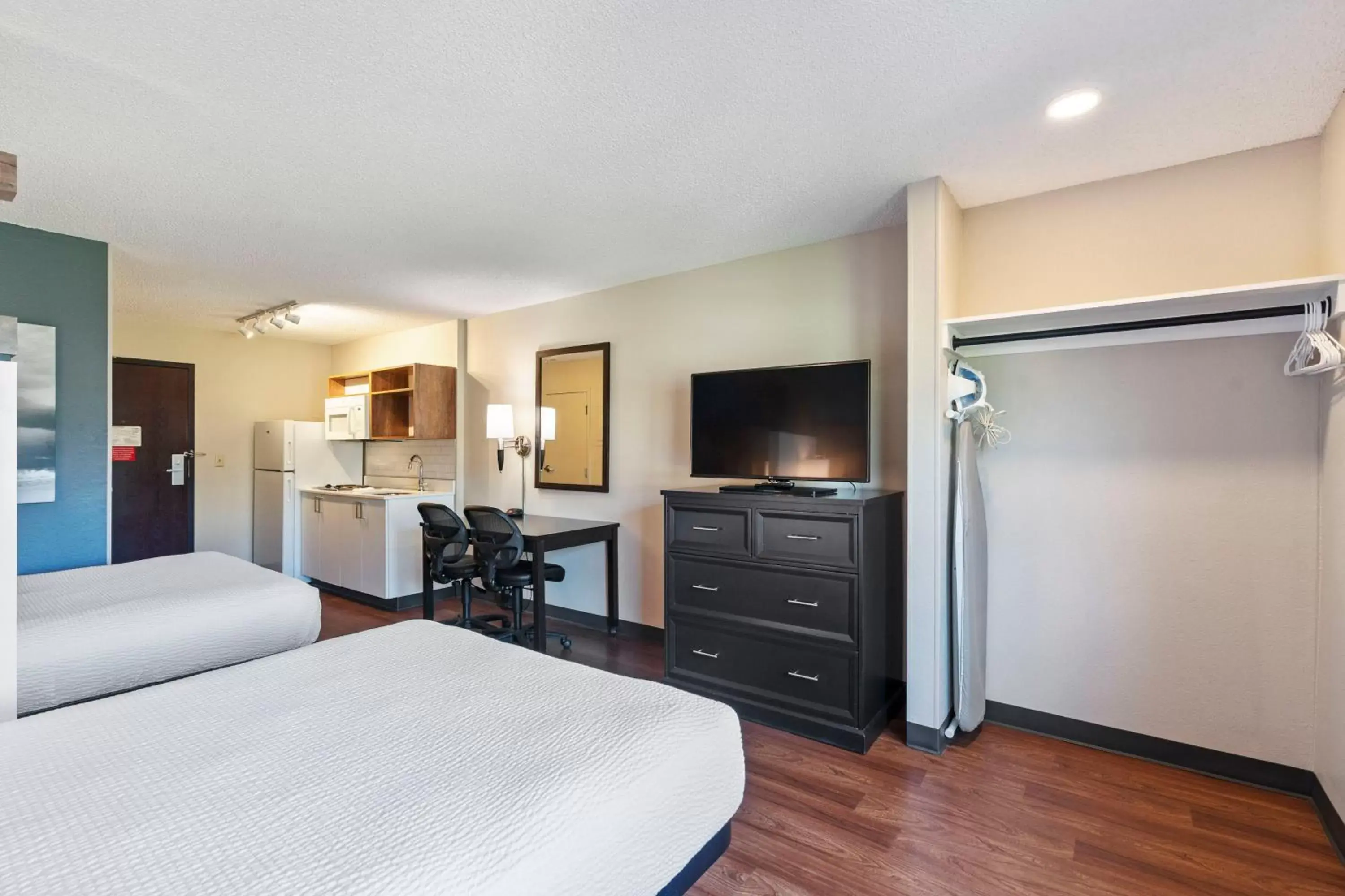 Bed, TV/Entertainment Center in Extended Stay America Premier Suites - Seattle - Bellevue - Downtown