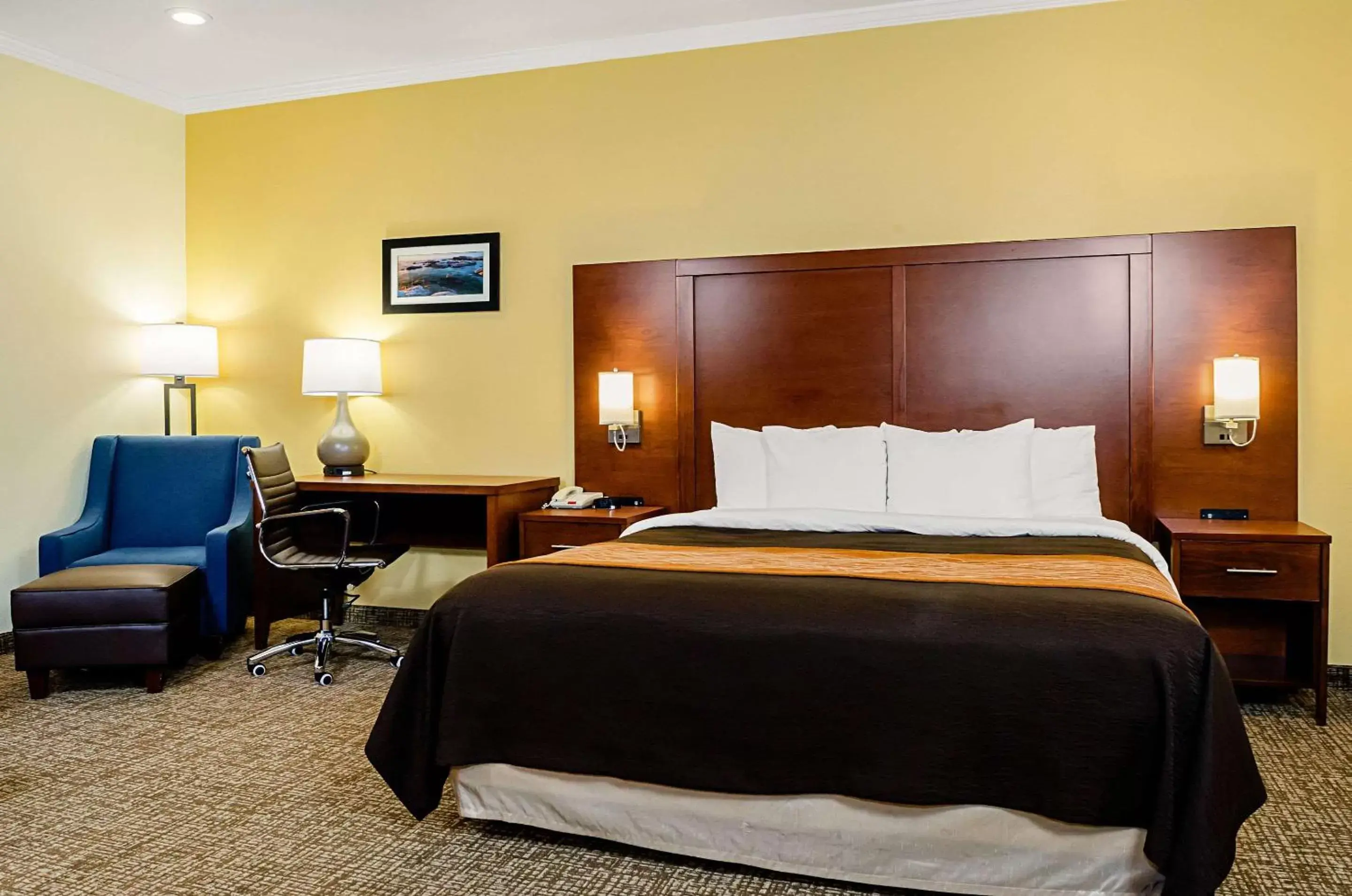 Photo of the whole room, Bed in Comfort Inn Monterey Peninsula Airport