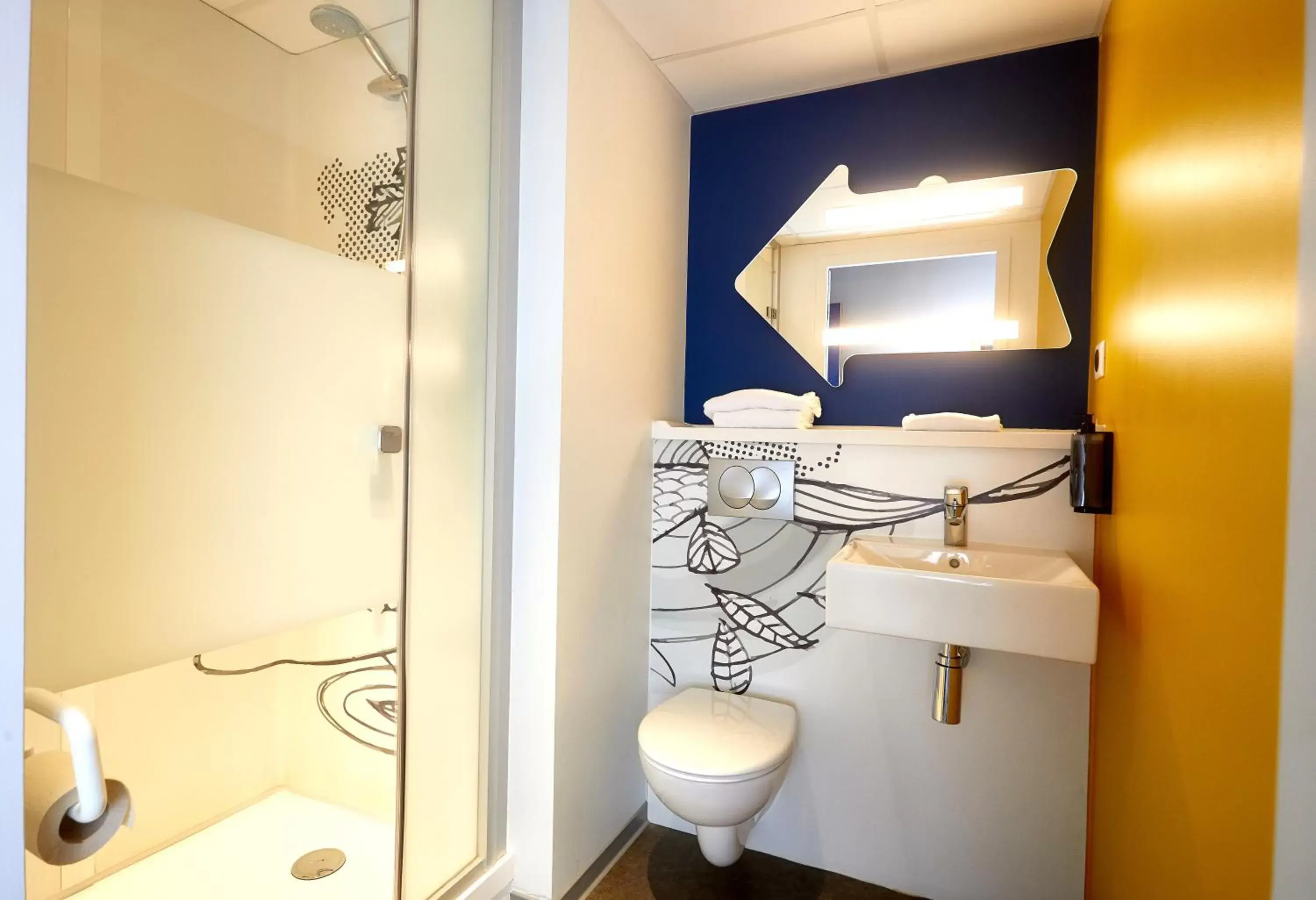 Bathroom in ibis budget Auxerre Centre
