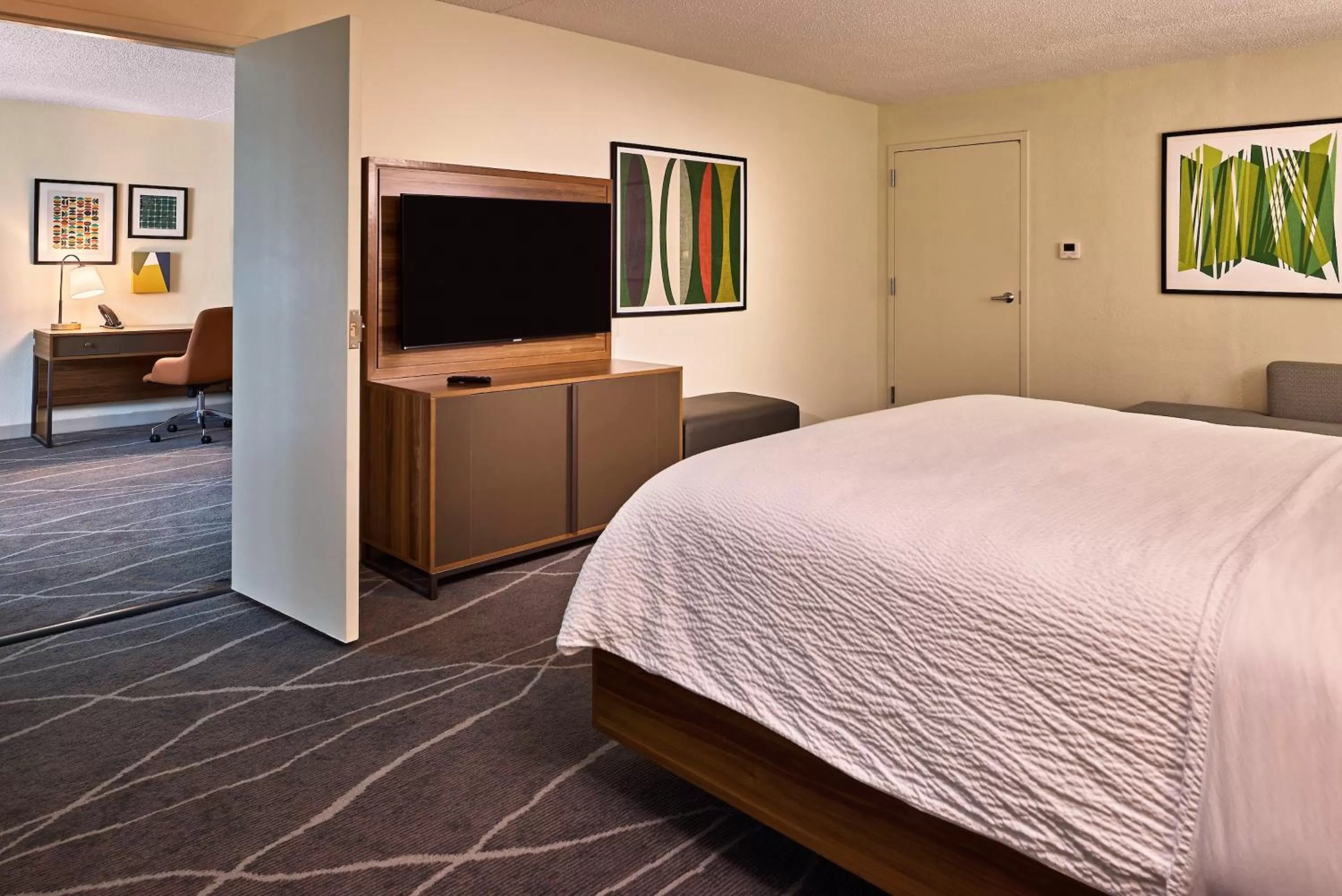 Photo of the whole room, Bed in Holiday Inn Express & Suites Charleston DWTN -Westedge by IHG