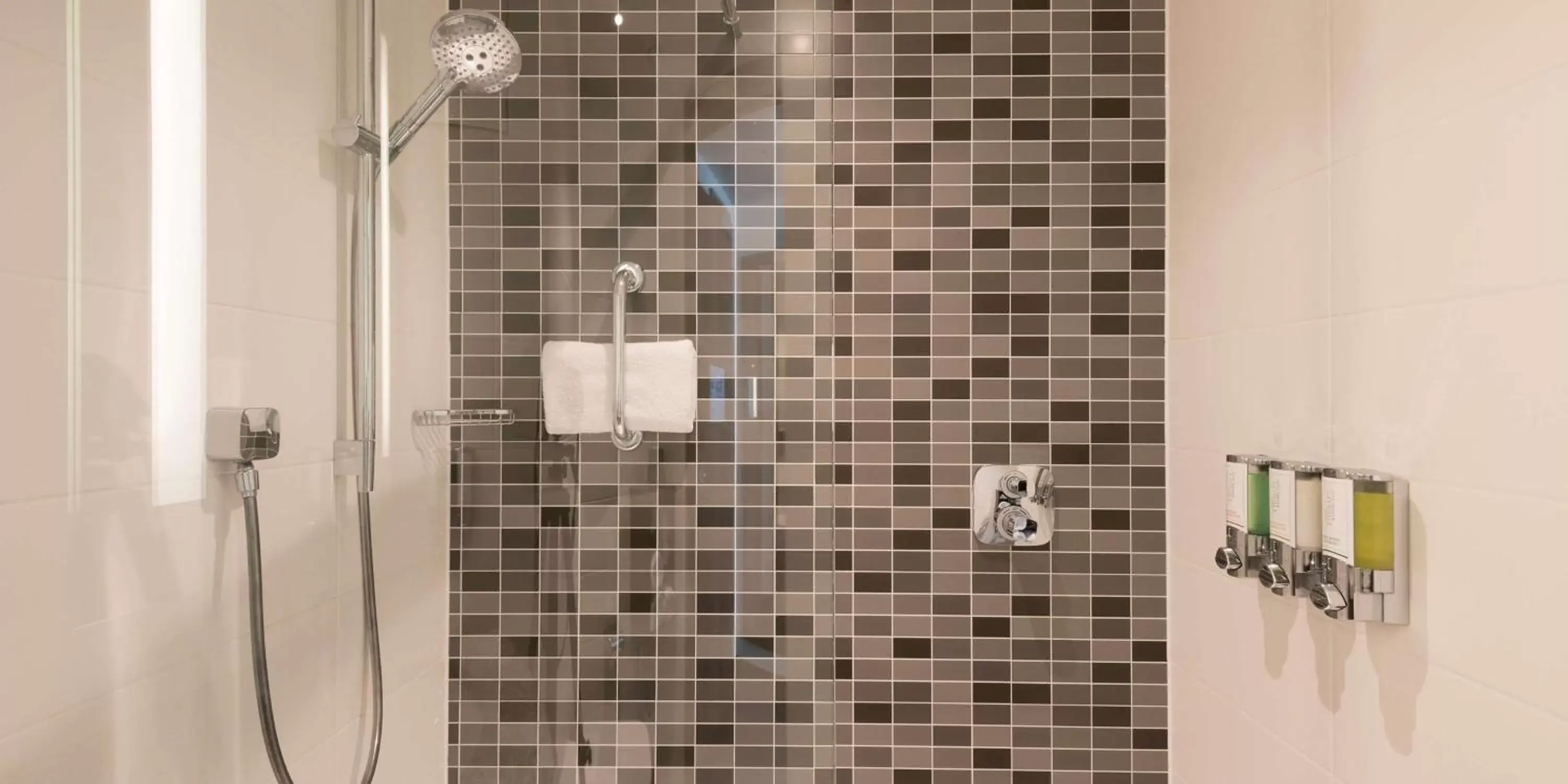 Bathroom in Hampton by Hilton Nürnberg City Center