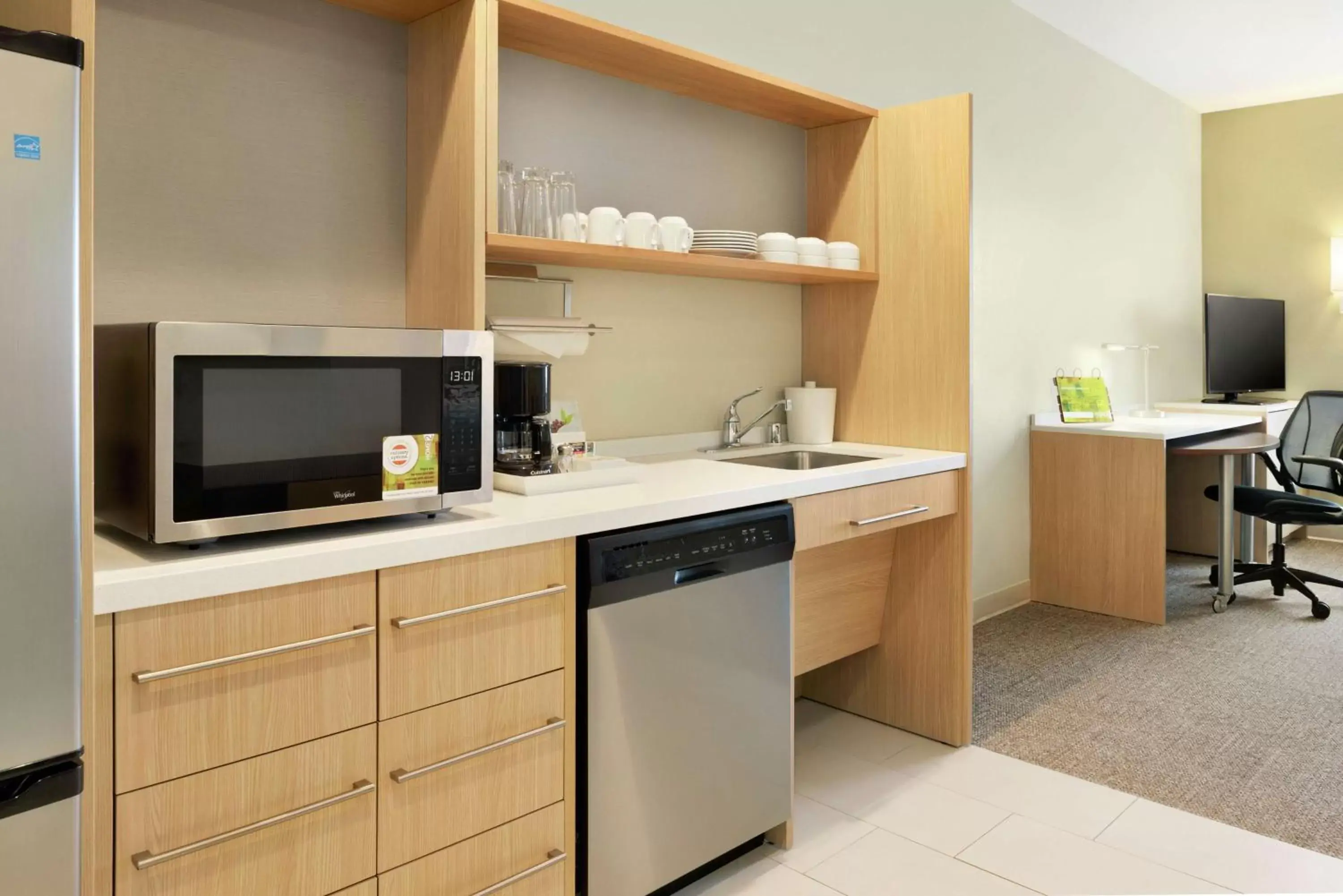 Bedroom, Kitchen/Kitchenette in Home2 Suites by Hilton Milwaukee Brookfield