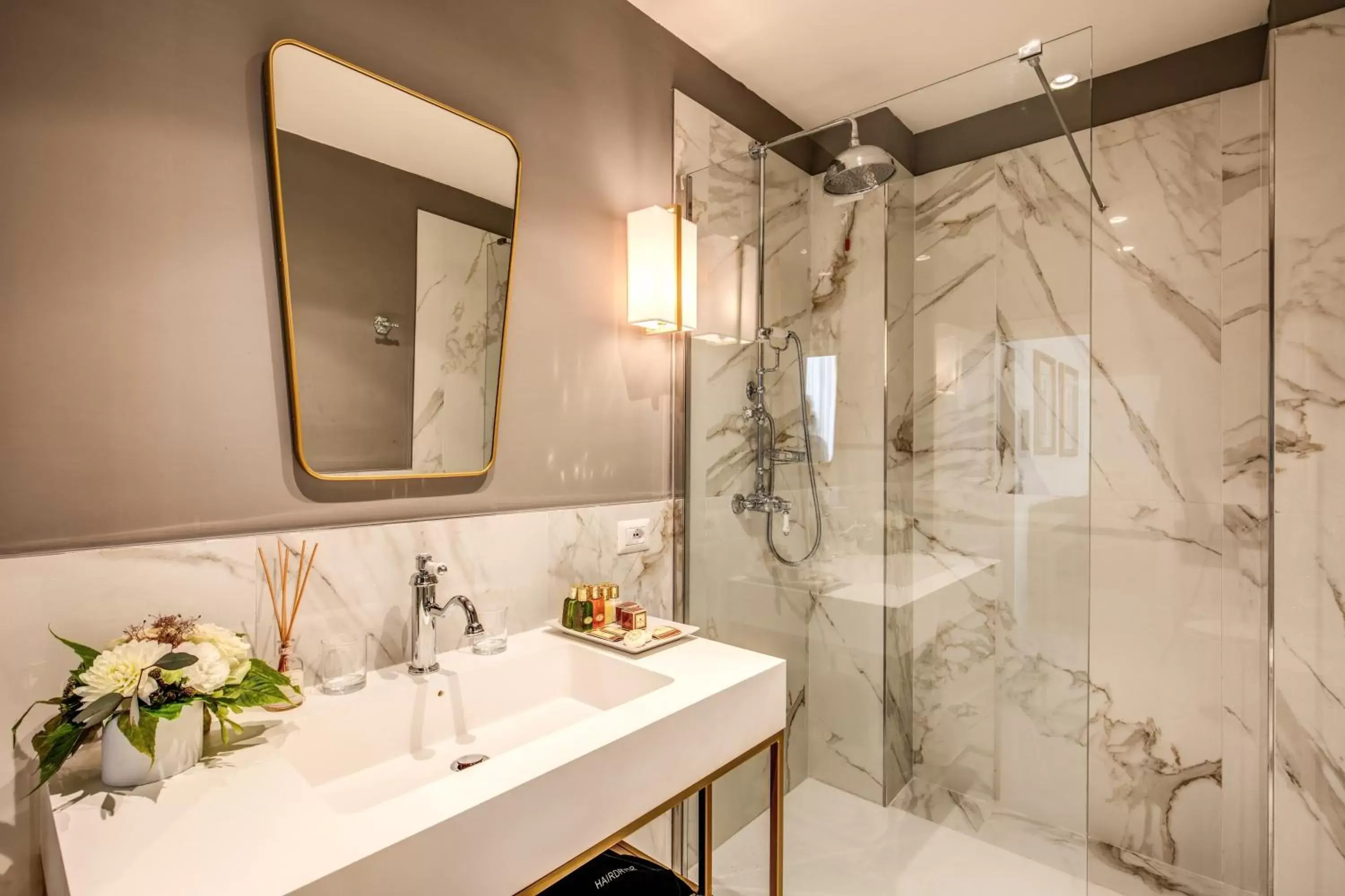 Shower, Bathroom in Eitch Borromini Palazzo Pamphilj