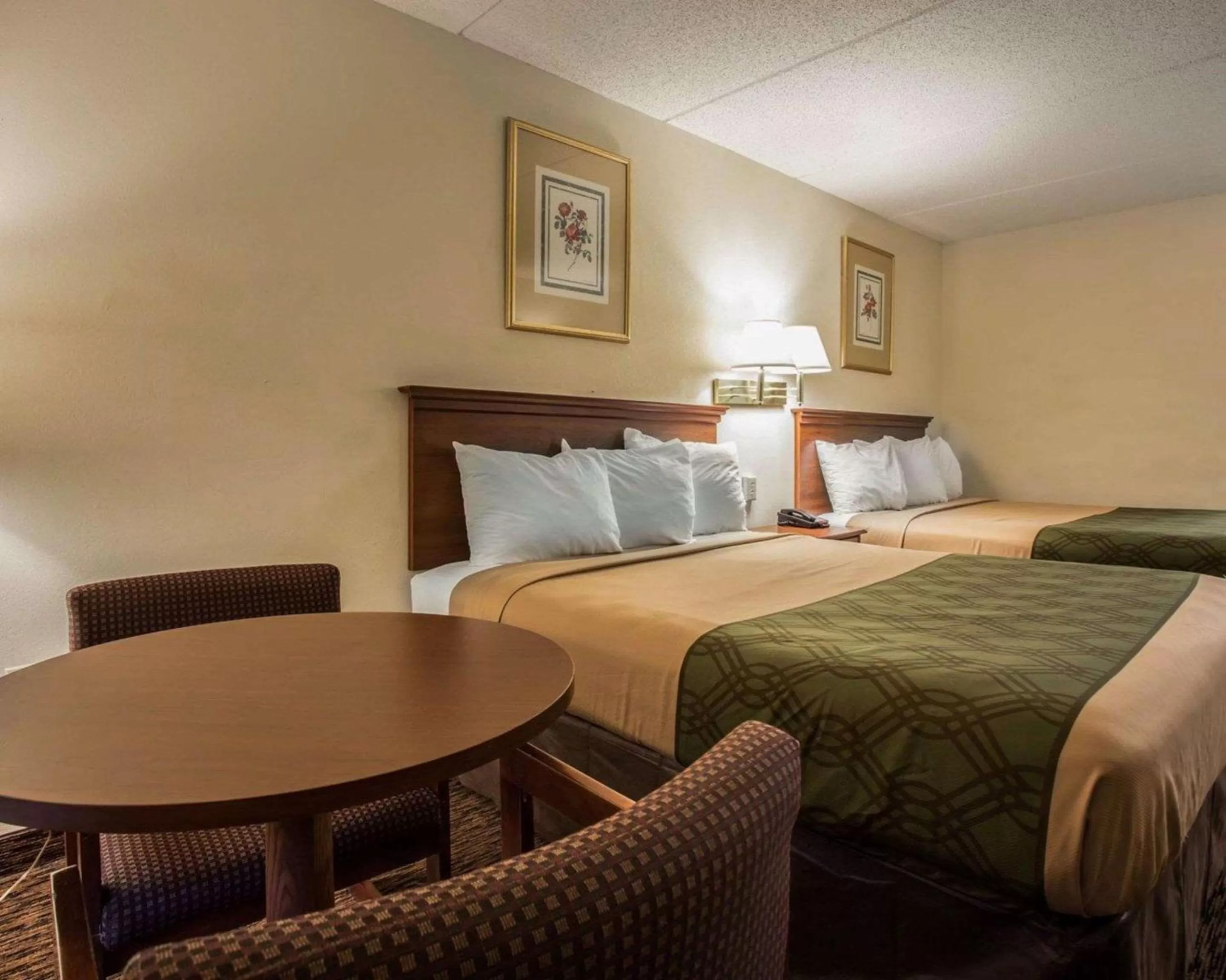 Photo of the whole room, Bed in Econo Lodge Inn & Suites