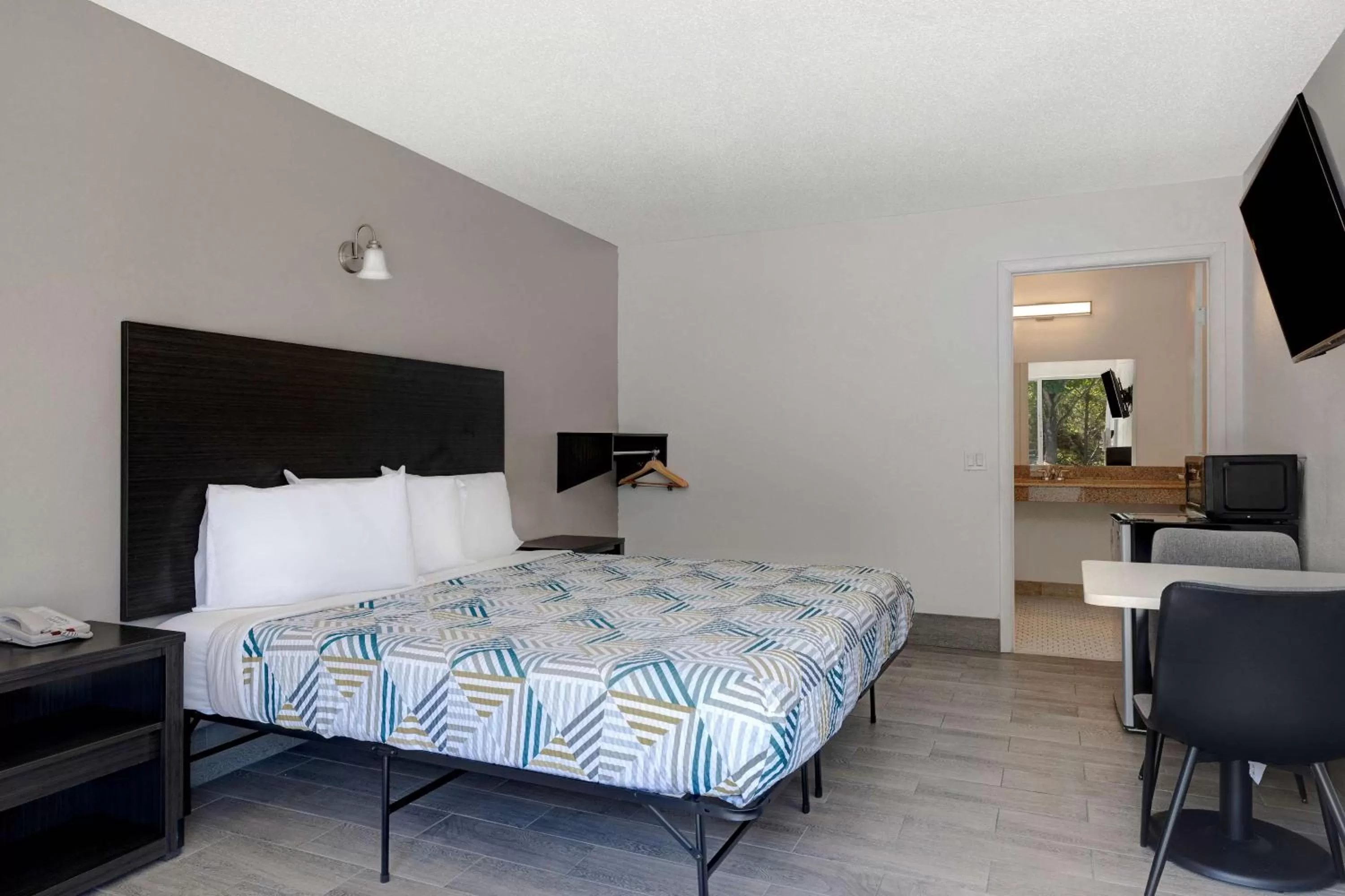 Bedroom, Bed in Crestview Inn