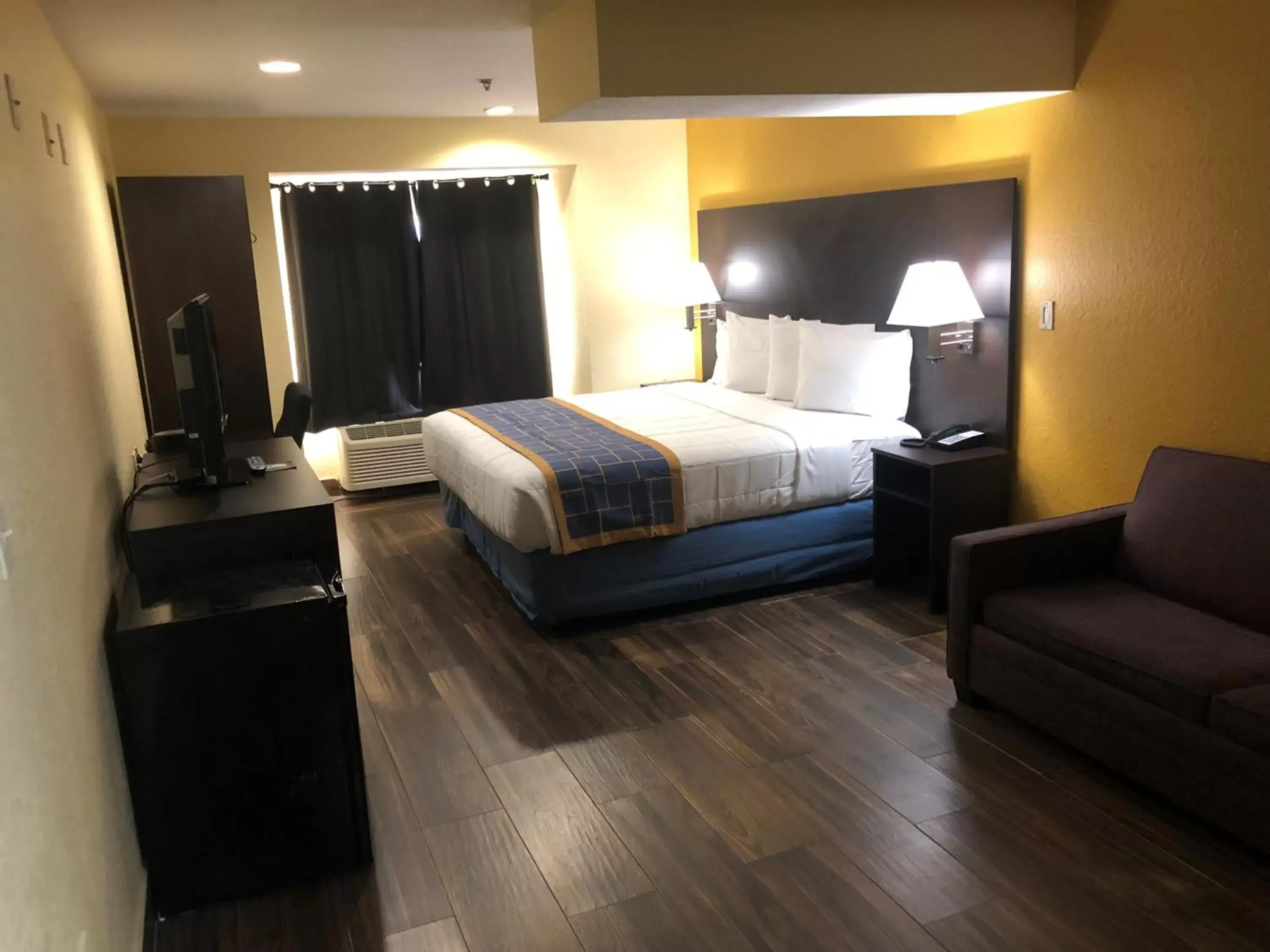 Photo of the whole room, Bed in Days Inn & Suites by Wyndham Tampa/Raymond James Stadium
